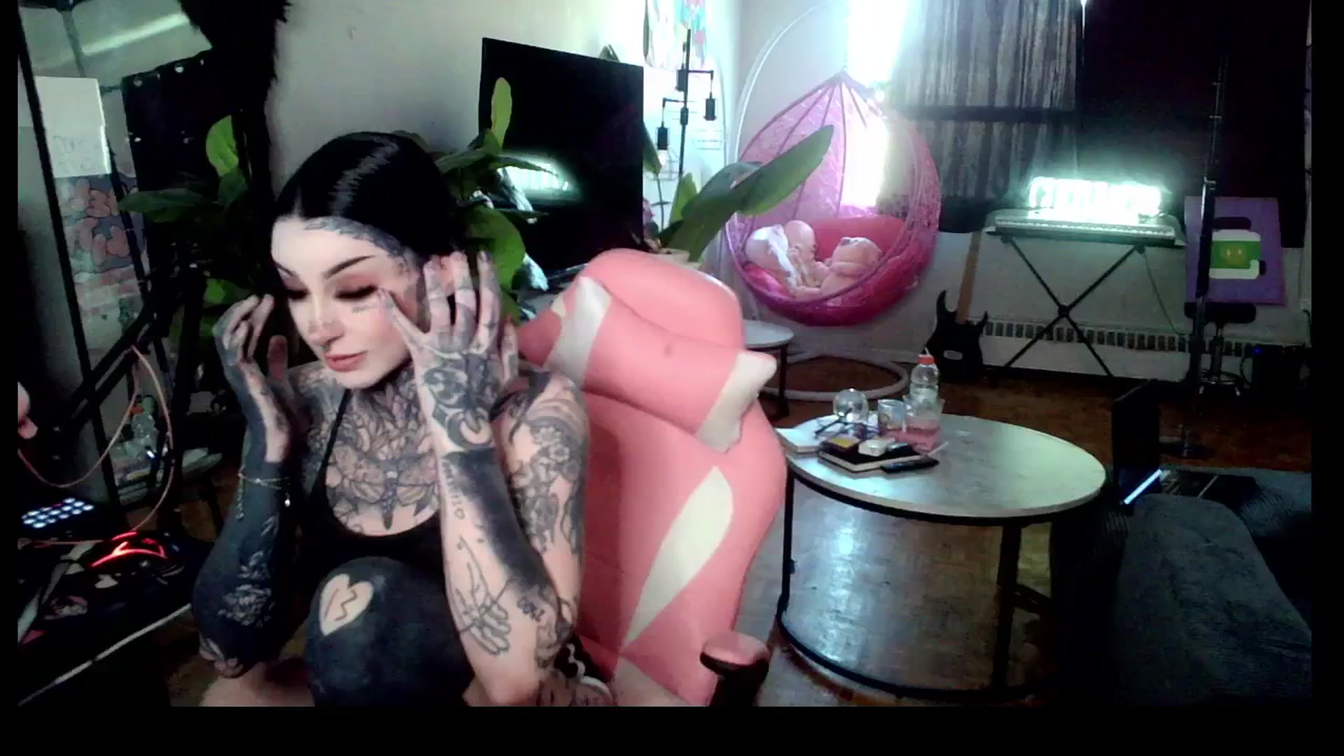 Gallery image thumbnail from Tattoobambi's myfreecams stream on, 04/17/2025, 21:40 image 3 of 20