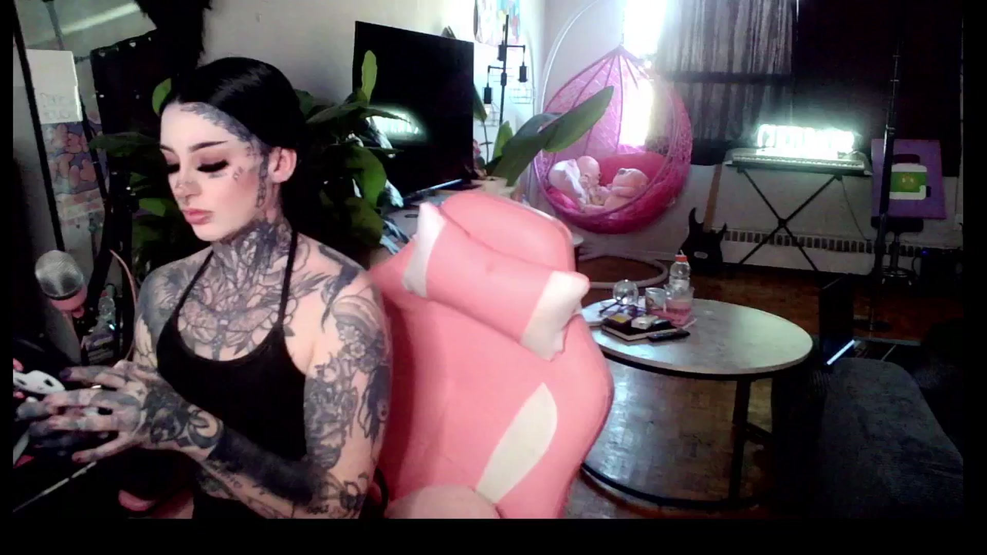 Gallery image thumbnail from Tattoobambi's myfreecams stream on, 04/17/2025, 21:40 image 9 of 20