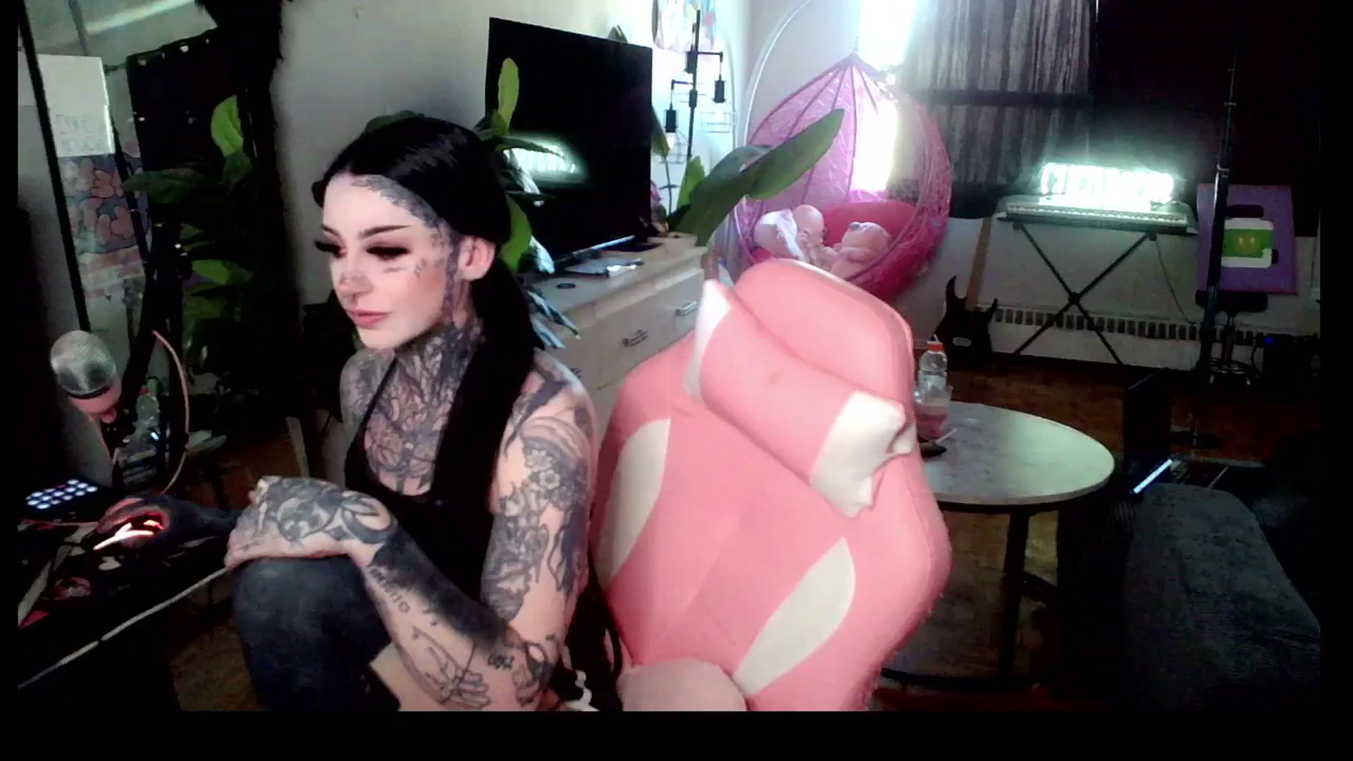 Gallery image thumbnail from Tattoobambi's myfreecams stream on, 04/17/2025, 21:40 image 15 of 20