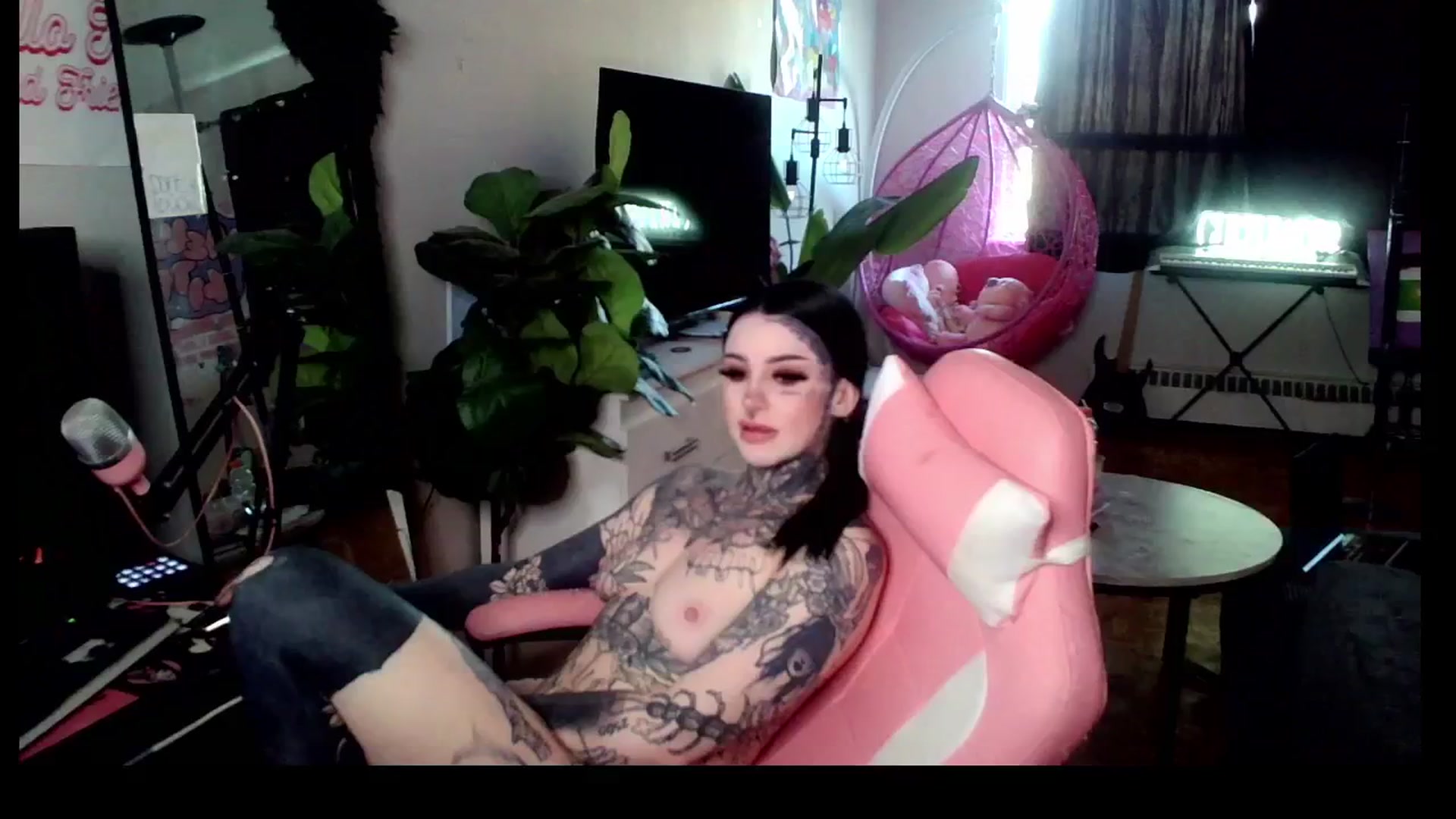 Gallery image thumbnail from Tattoobambi's myfreecams stream on, 04/17/2025, 23:57 image 11 of 20