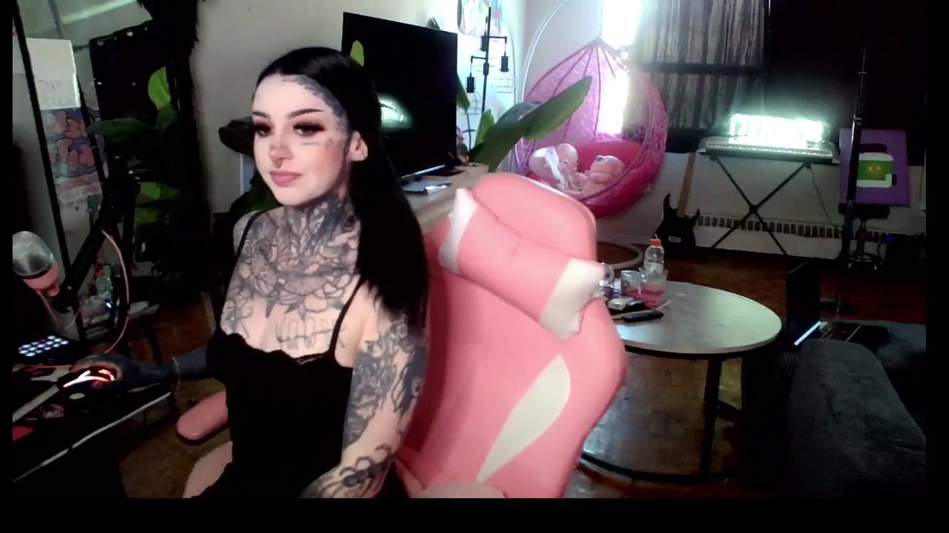 Gallery image thumbnail from Tattoobambi's myfreecams stream on, 04/17/2025, 23:57 image 2 of 20