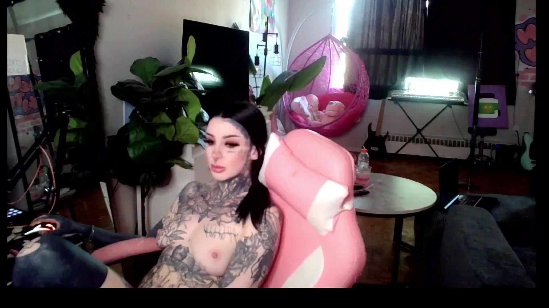 Gallery image thumbnail from Tattoobambi's myfreecams stream on, 04/17/2025, 23:57 image 13 of 20