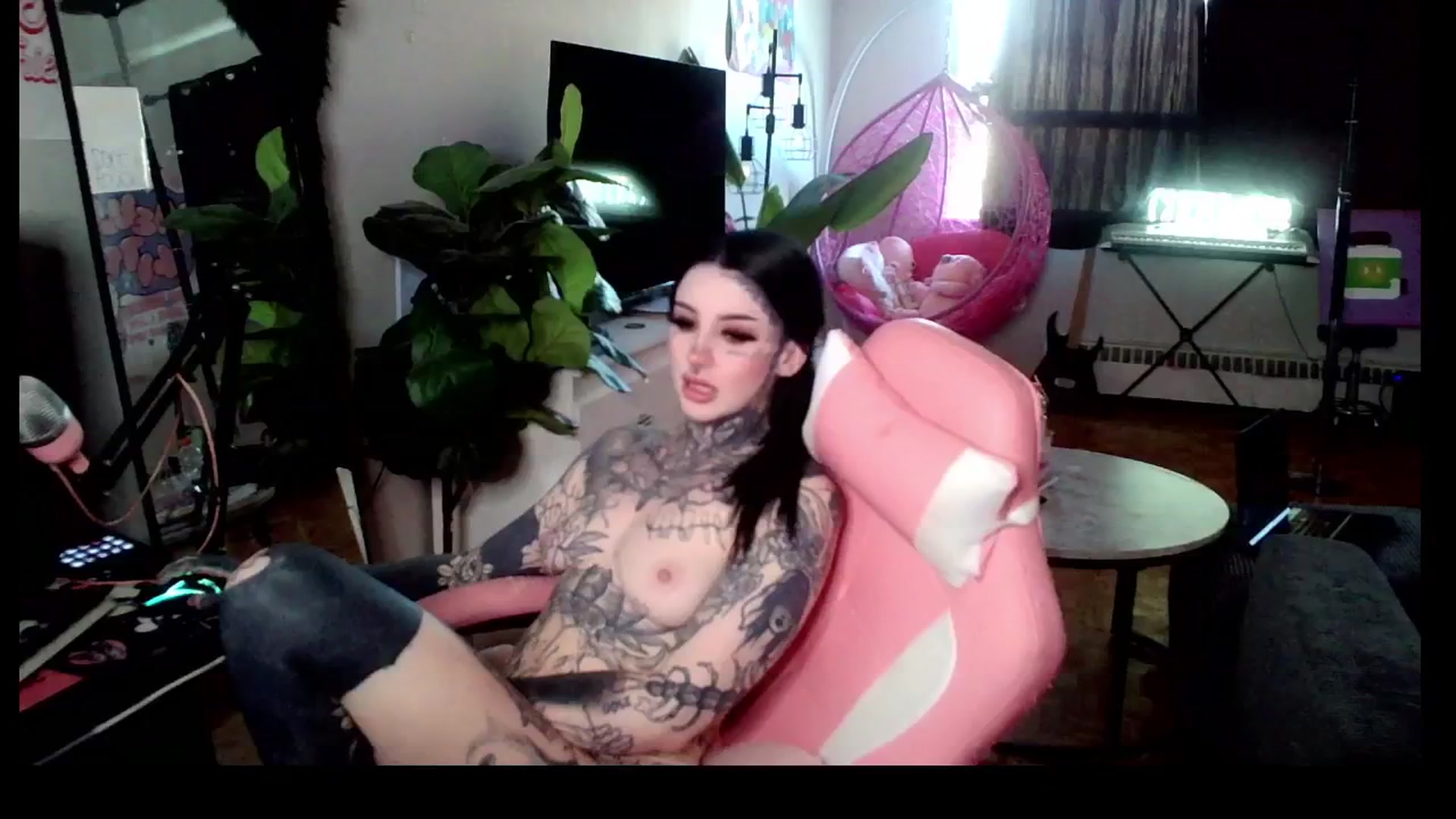 Gallery image thumbnail from Tattoobambi's myfreecams stream on, 04/17/2025, 23:57 image 7 of 20