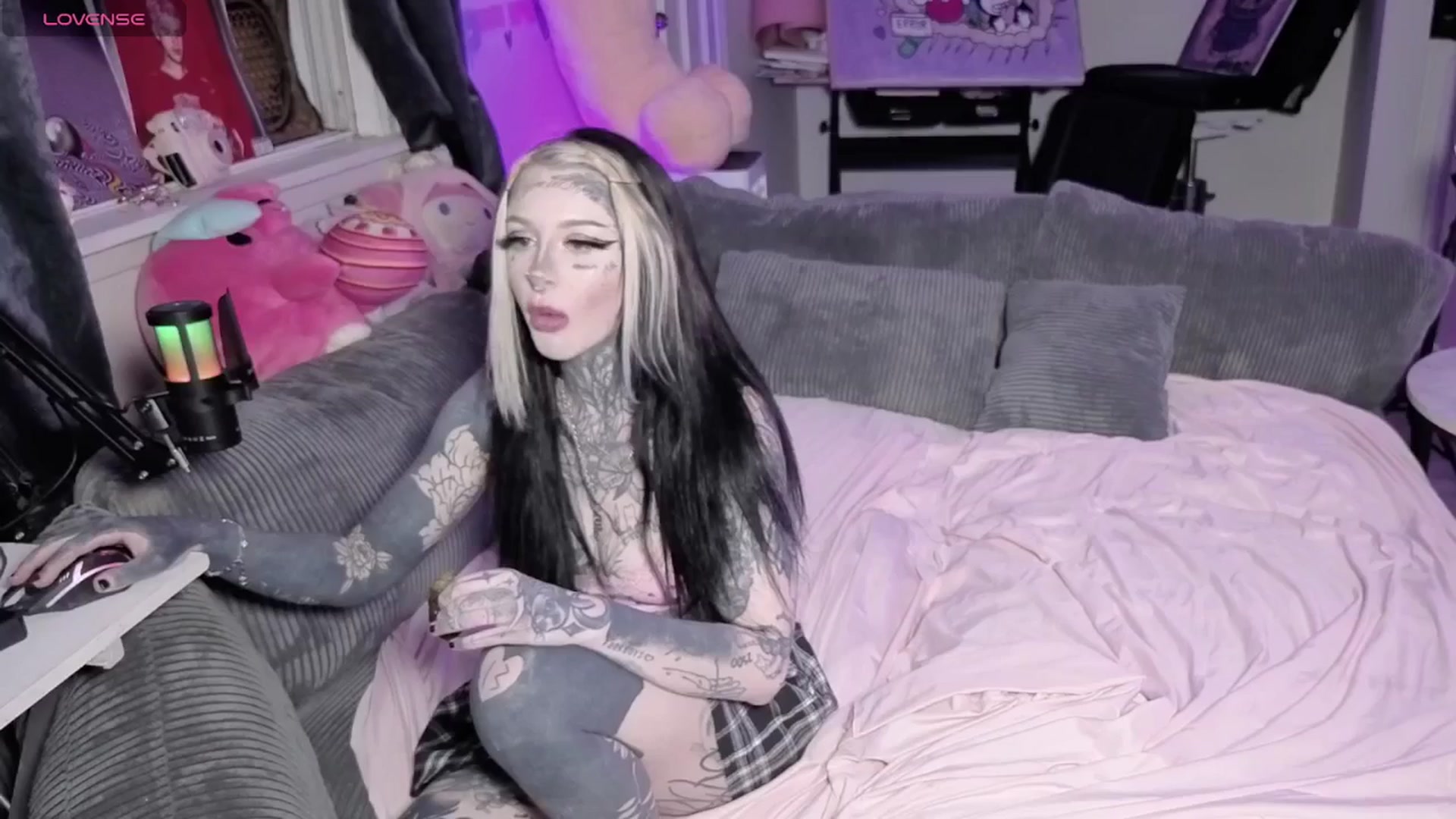 Gallery image thumbnail from Tattoobambi's myfreecams stream on, 04/06/2026, 04:05 image 1 of 20