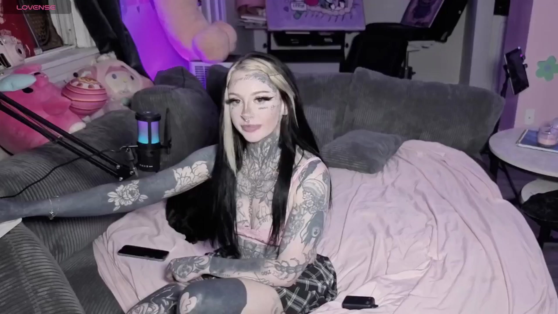 Gallery image thumbnail from Tattoobambi's myfreecams stream on, 04/06/2026, 04:05 image 7 of 20