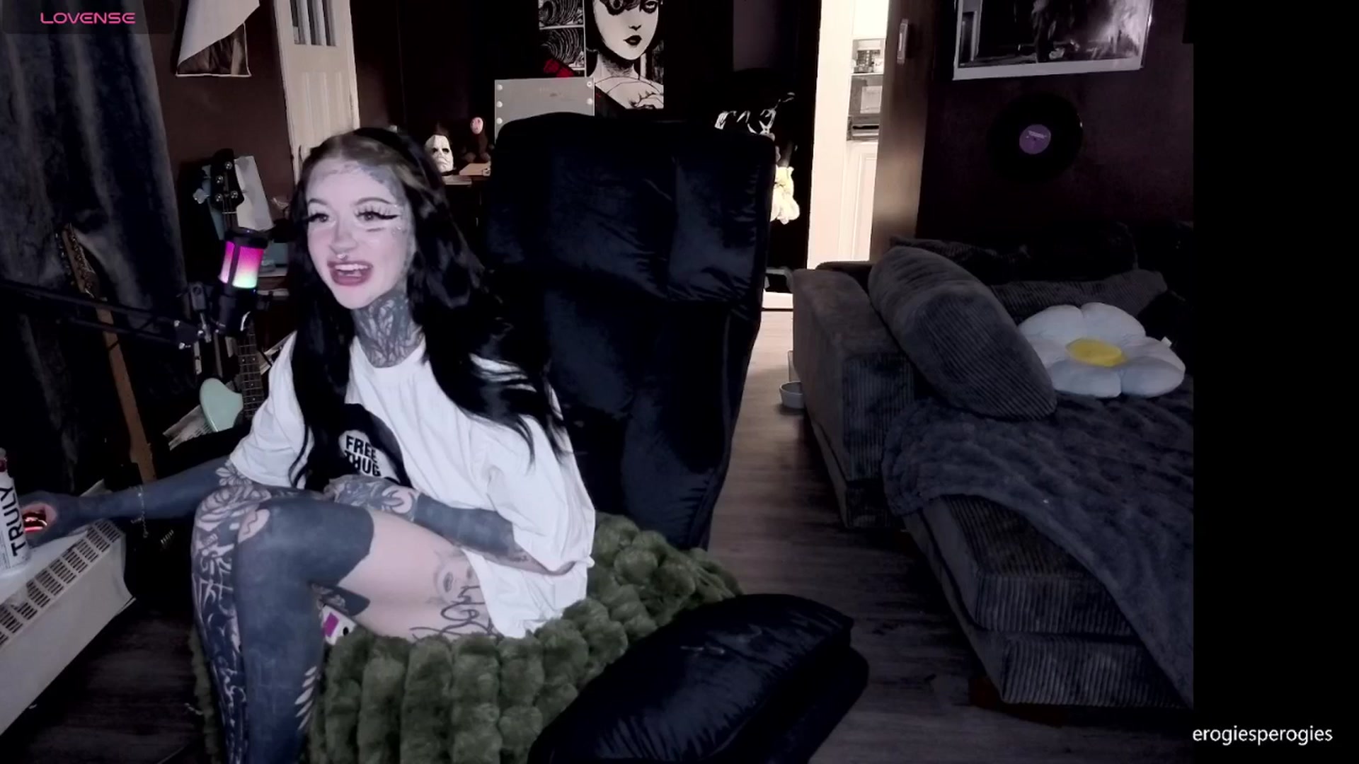 Gallery image thumbnail from Tattoobambi's myfreecams stream on, 04/30/2026, 24:02 image 18 of 20