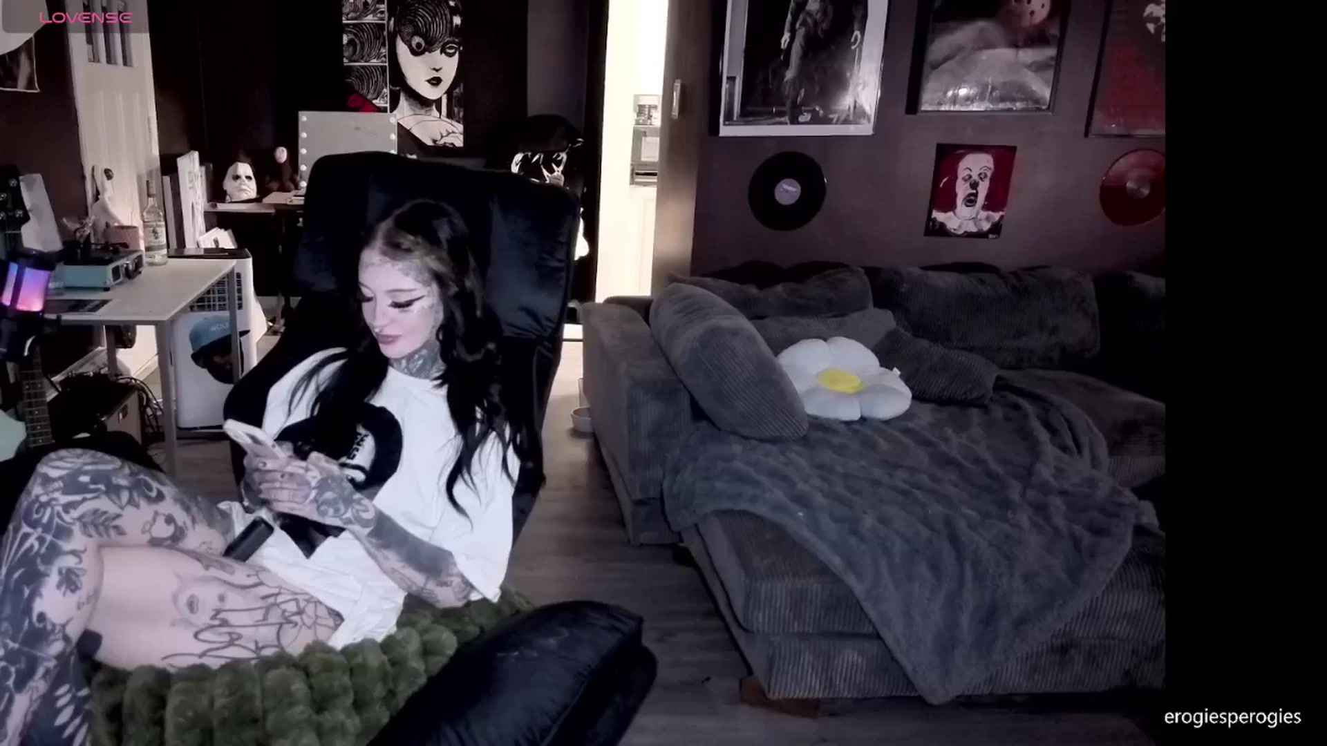 Gallery image thumbnail from Tattoobambi's myfreecams stream on, 04/30/2026, 24:02 image 19 of 20