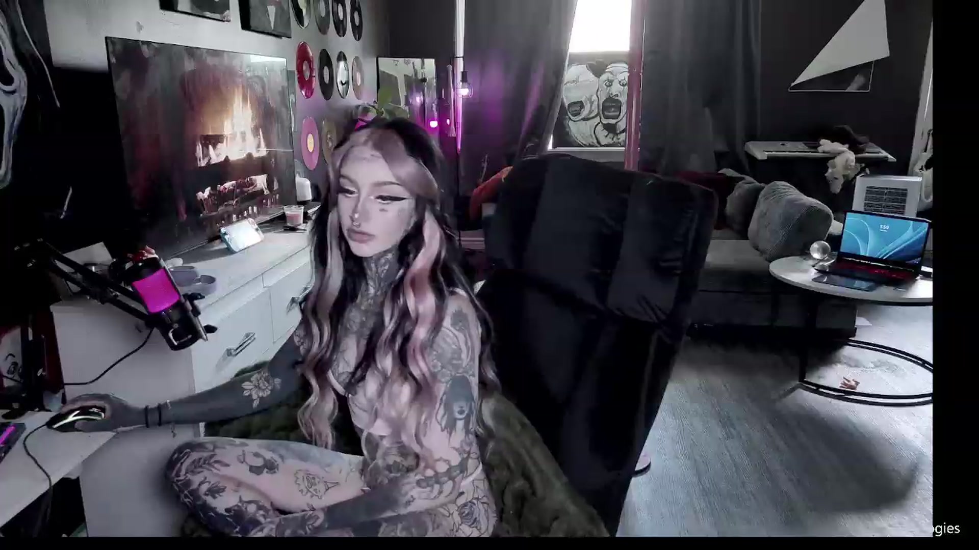 Gallery image thumbnail from Tattoobambi's myfreecams stream on, 06/19/2026, 18:10 image 13 of 20