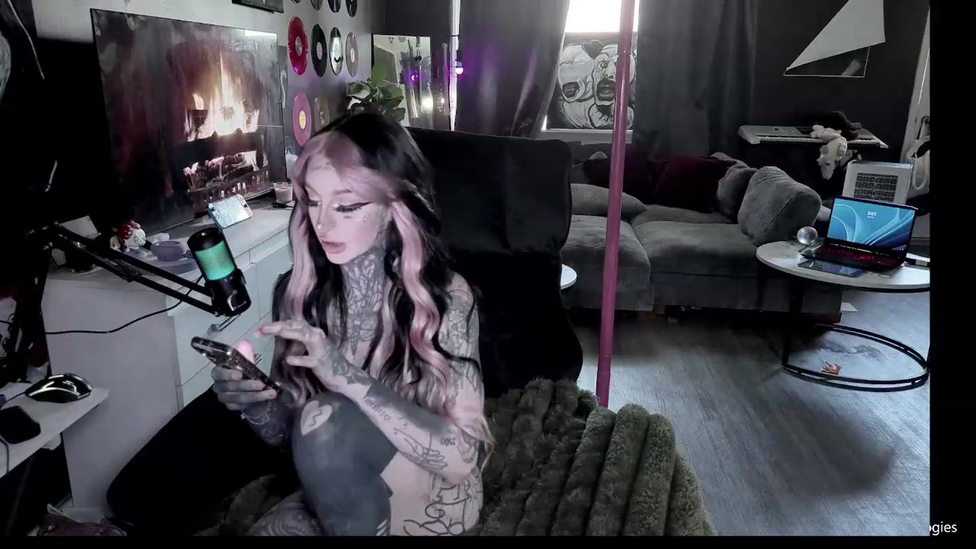 Gallery image thumbnail from Tattoobambi's myfreecams stream on, 06/19/2026, 21:18 image 4 of 20