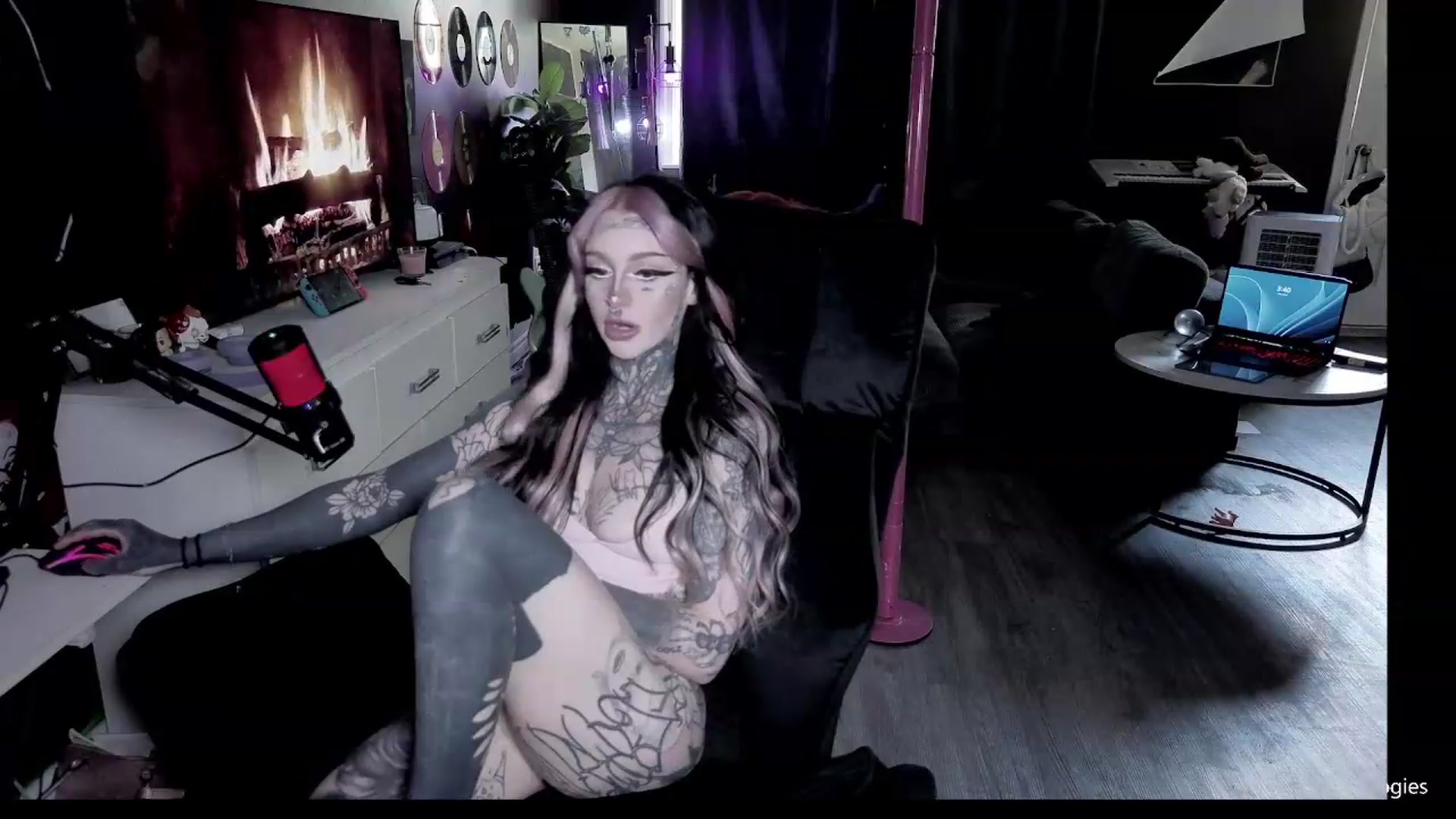 Gallery image thumbnail from Tattoobambi's myfreecams stream on, 06/19/2026, 21:18 image 9 of 20
