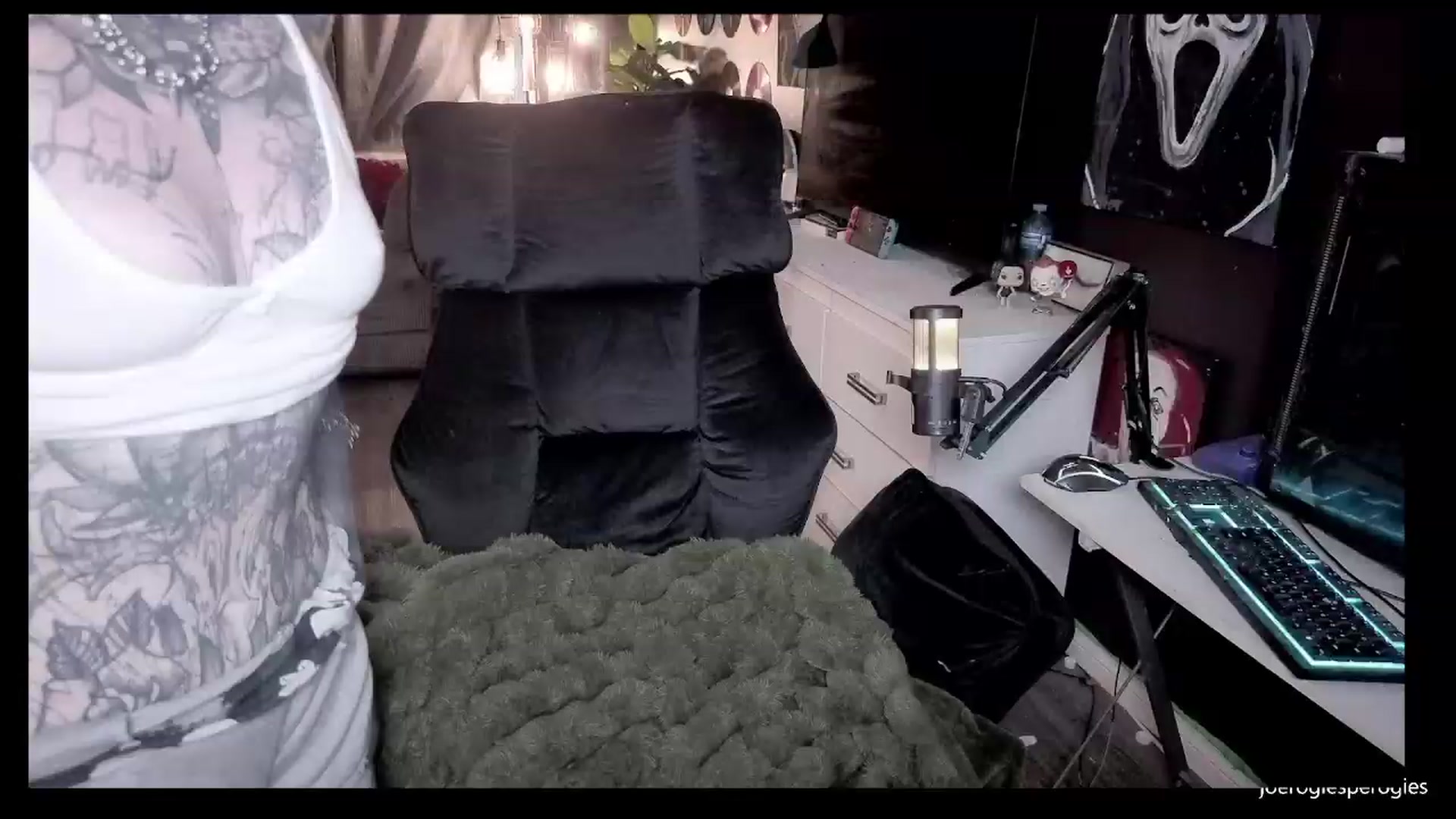 Gallery image thumbnail from Tattoobambi's myfreecams stream on, 07/08/2026, 01:03 image 16 of 20