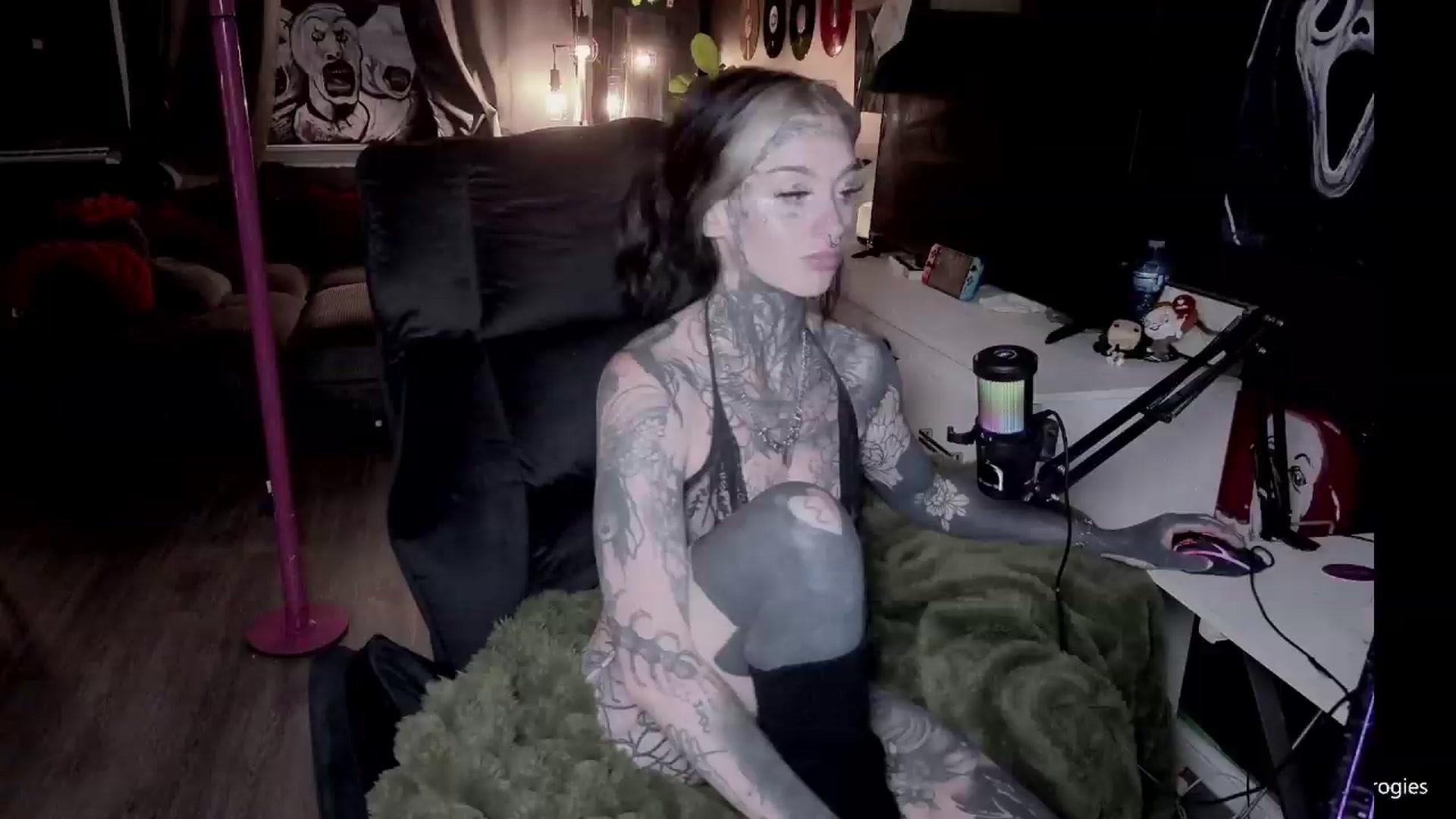 Gallery image thumbnail from Tattoobambi's myfreecams stream on, 07/16/2026, 24:02 image 18 of 20