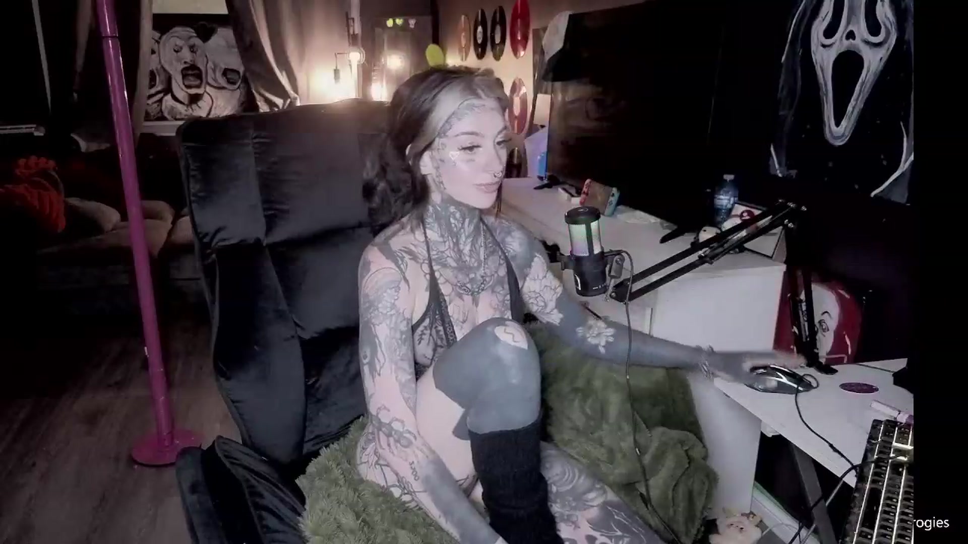 Gallery image thumbnail from Tattoobambi's myfreecams stream on, 07/16/2026, 24:59 image 11 of 20