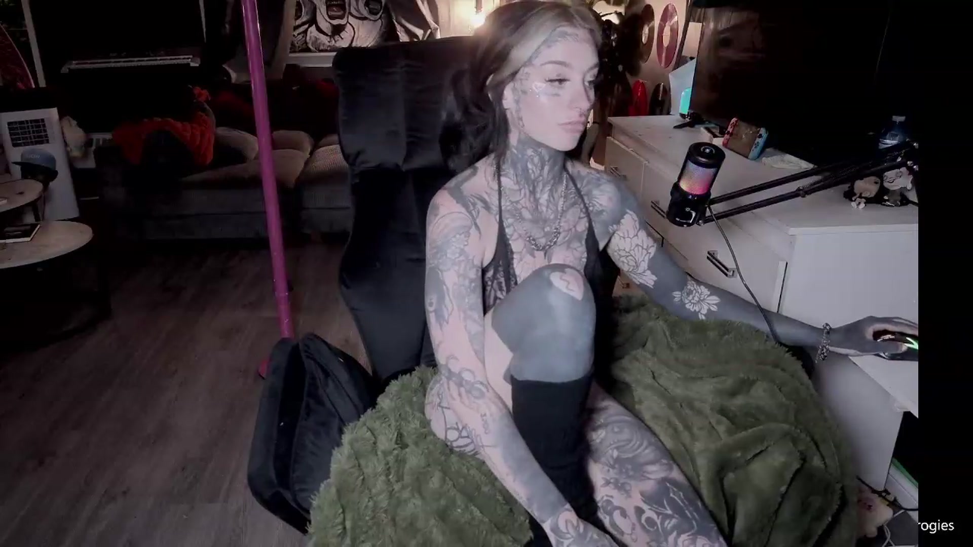 Gallery image thumbnail from Tattoobambi's myfreecams stream on, 07/16/2026, 24:59 image 15 of 20