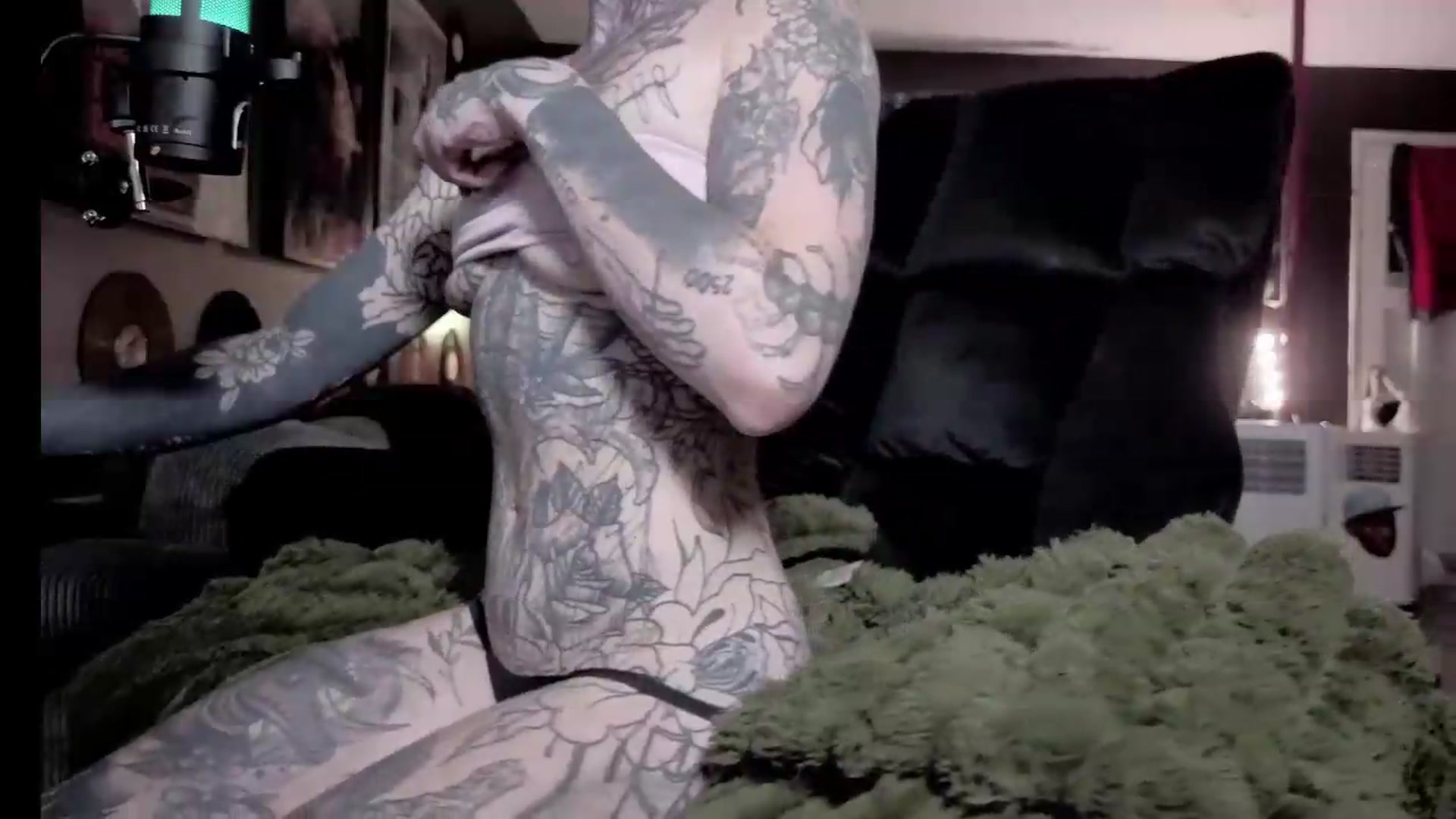 Gallery image thumbnail from Tattoobambi's myfreecams stream on, 08/03/2026, 01:30 image 12 of 20
