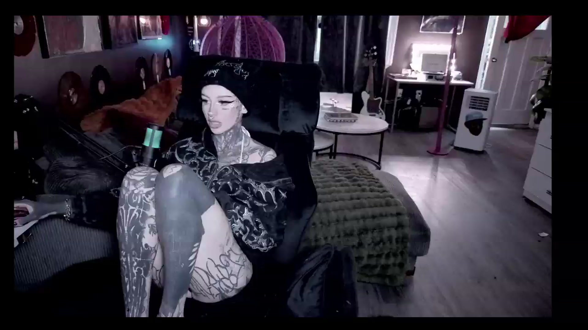 Gallery image thumbnail from Tattoobambi's myfreecams stream on, 08/19/2026, 01:23 image 11 of 20