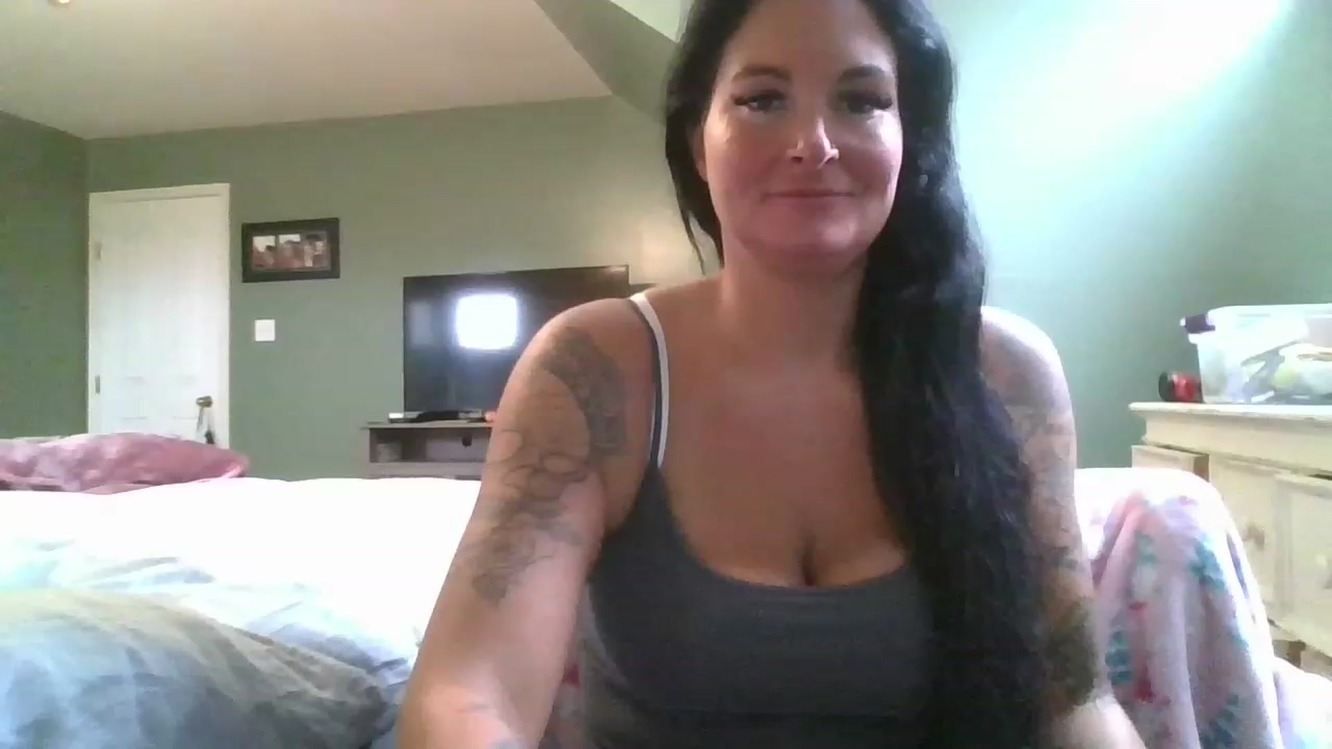 Gallery image thumbnail from Tattooedmomma's myfreecams stream on, 04/17/2023, 19:06 image 3 of 20