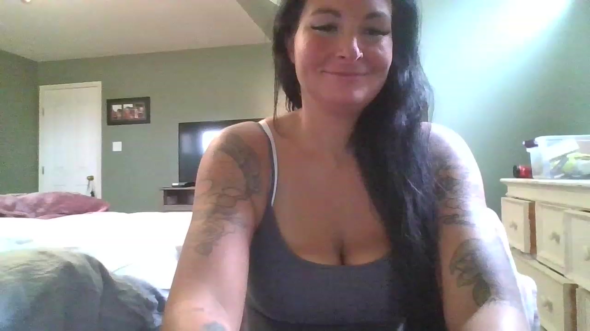Gallery image thumbnail from Tattooedmomma's myfreecams stream on, 04/17/2023, 19:06 image 4 of 20
