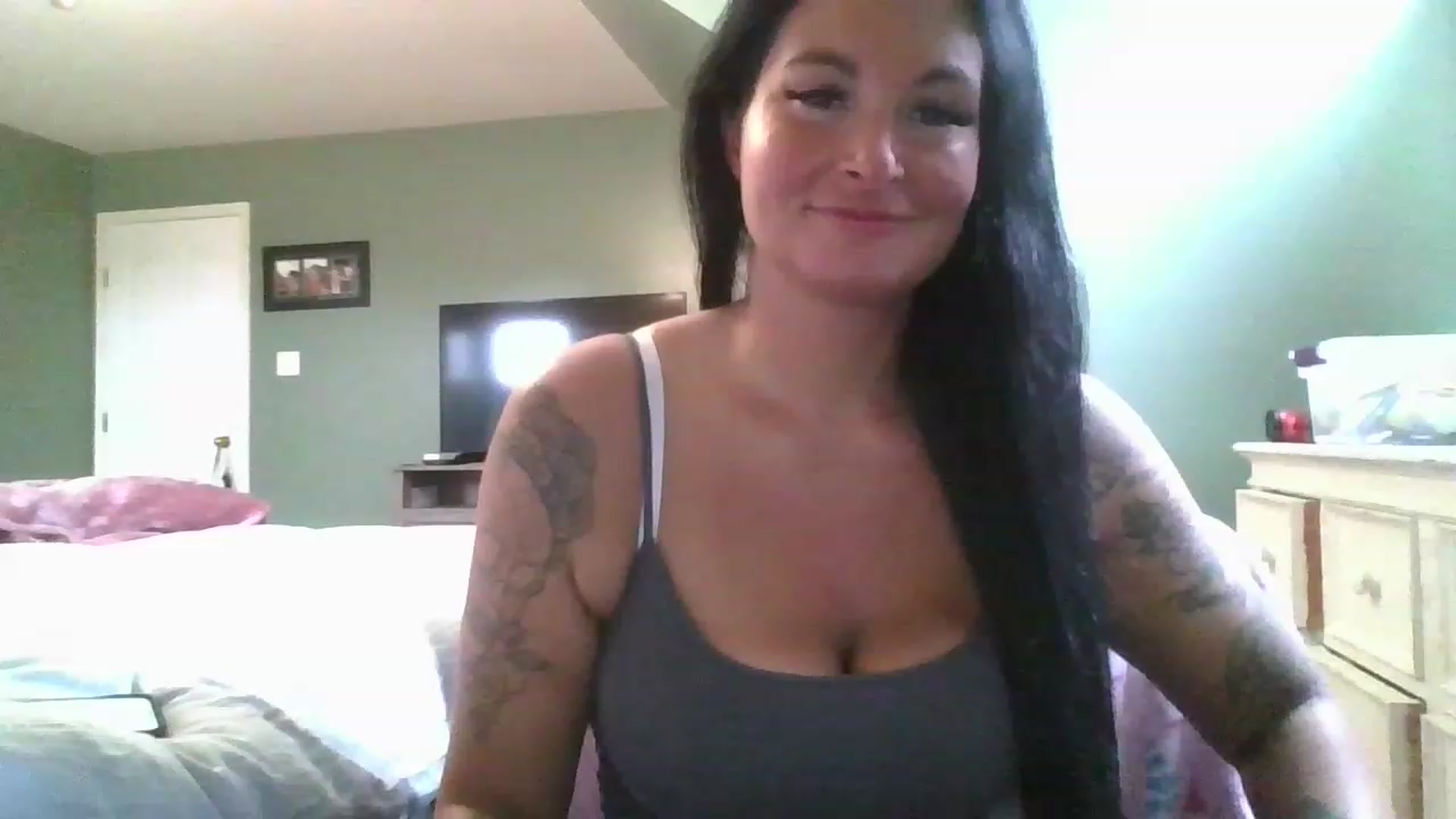 Gallery image thumbnail from Tattooedmomma's myfreecams stream on, 04/17/2023, 19:06 image 17 of 20