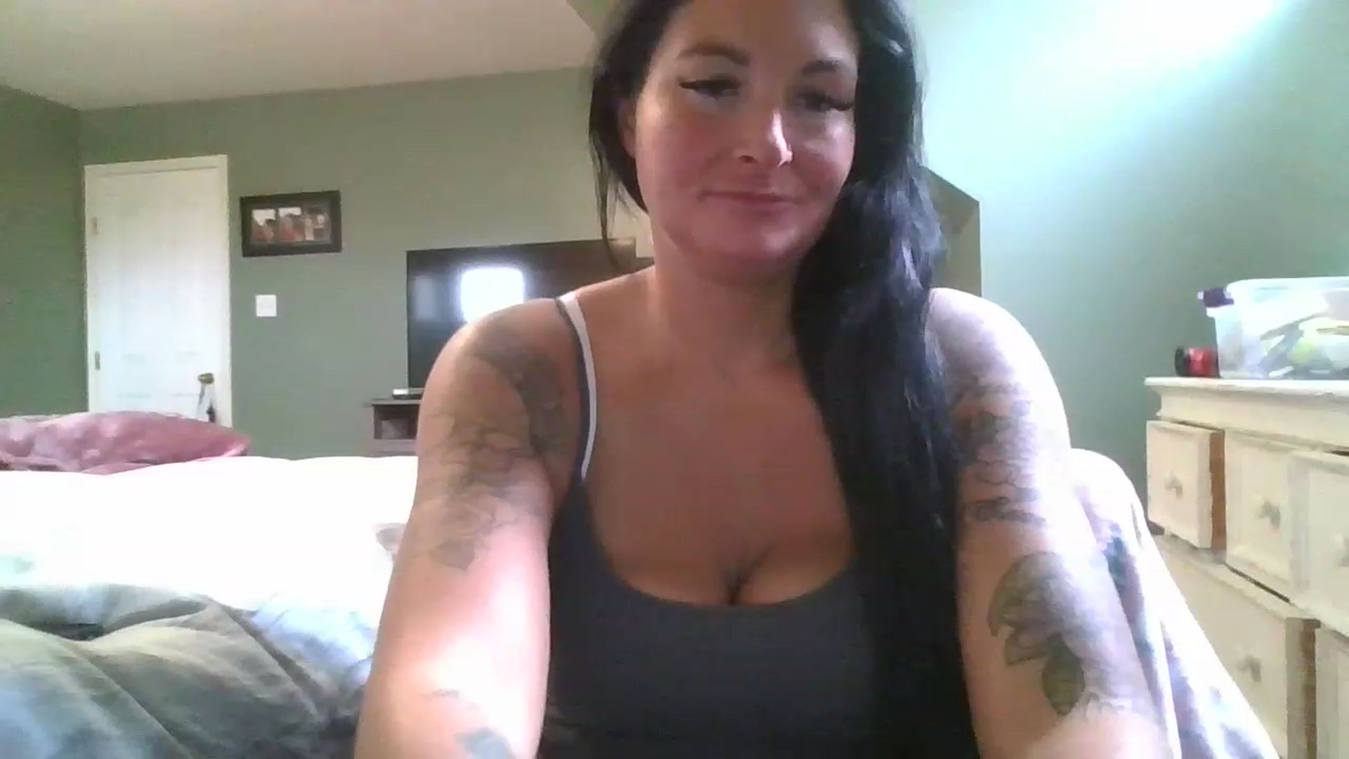 Gallery image thumbnail from Tattooedmomma's myfreecams stream on, 04/17/2023, 19:06 image 6 of 20
