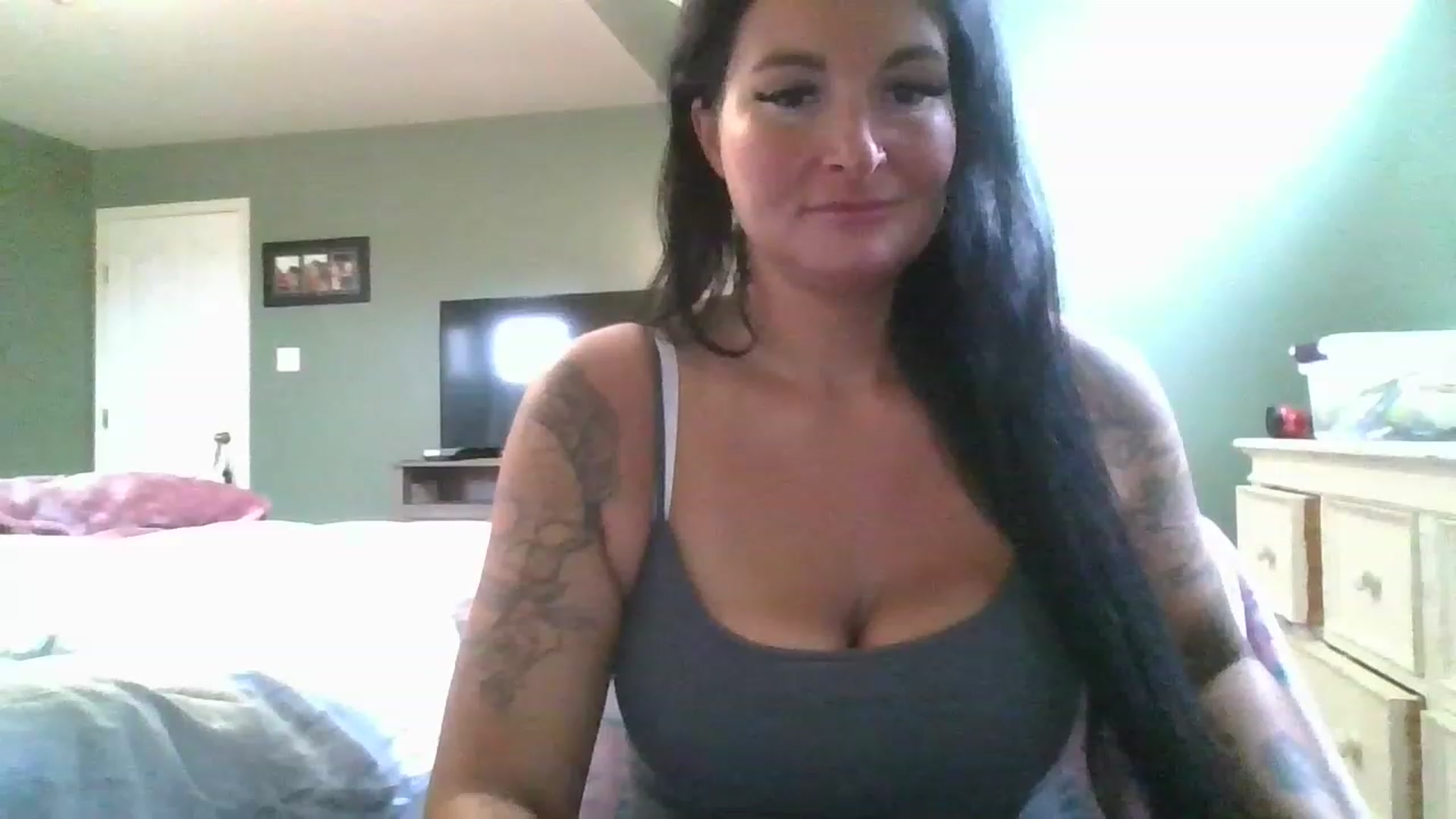 Gallery image thumbnail from Tattooedmomma's myfreecams stream on, 04/17/2023, 19:06 image 15 of 20