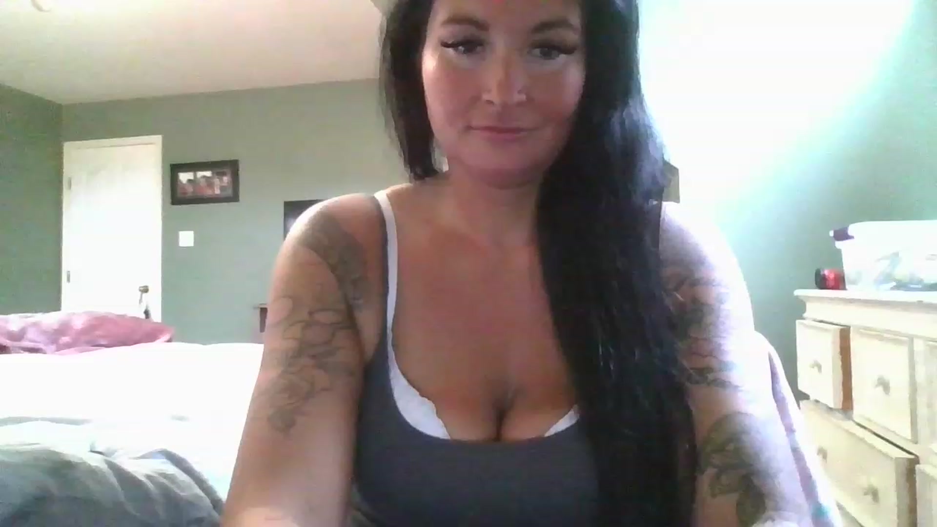 Gallery image thumbnail from Tattooedmomma's myfreecams stream on, 04/17/2023, 19:06 image 18 of 20