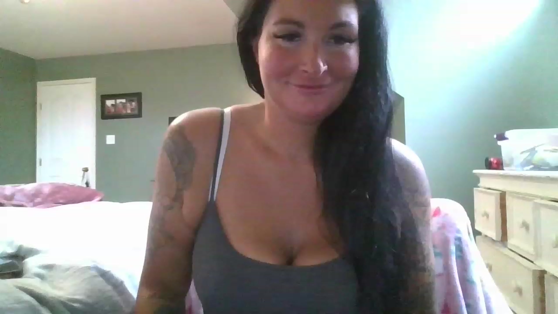 Gallery image thumbnail from Tattooedmomma's myfreecams stream on, 04/17/2023, 19:06 image 13 of 20