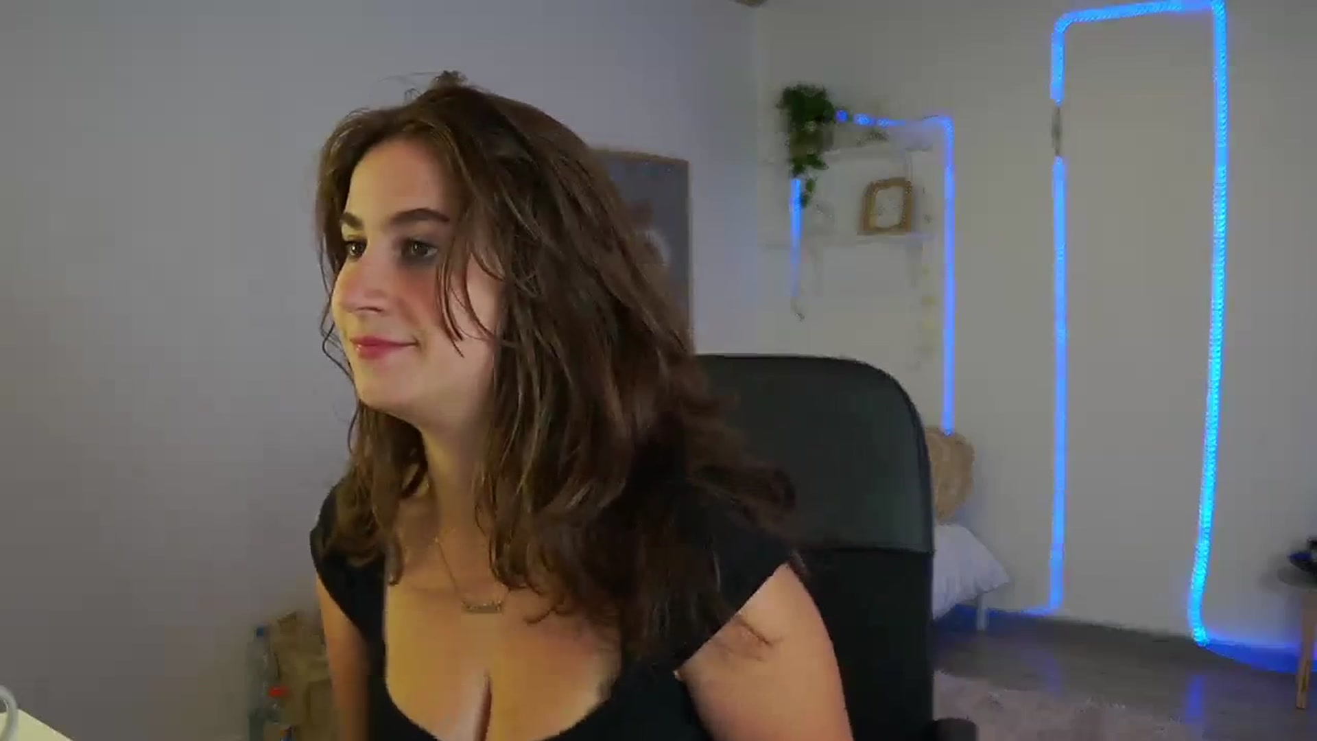 Gallery image thumbnail from Tayleee_Wood's myfreecams stream on, 10/08/2023, 13:02 image 6 of 20