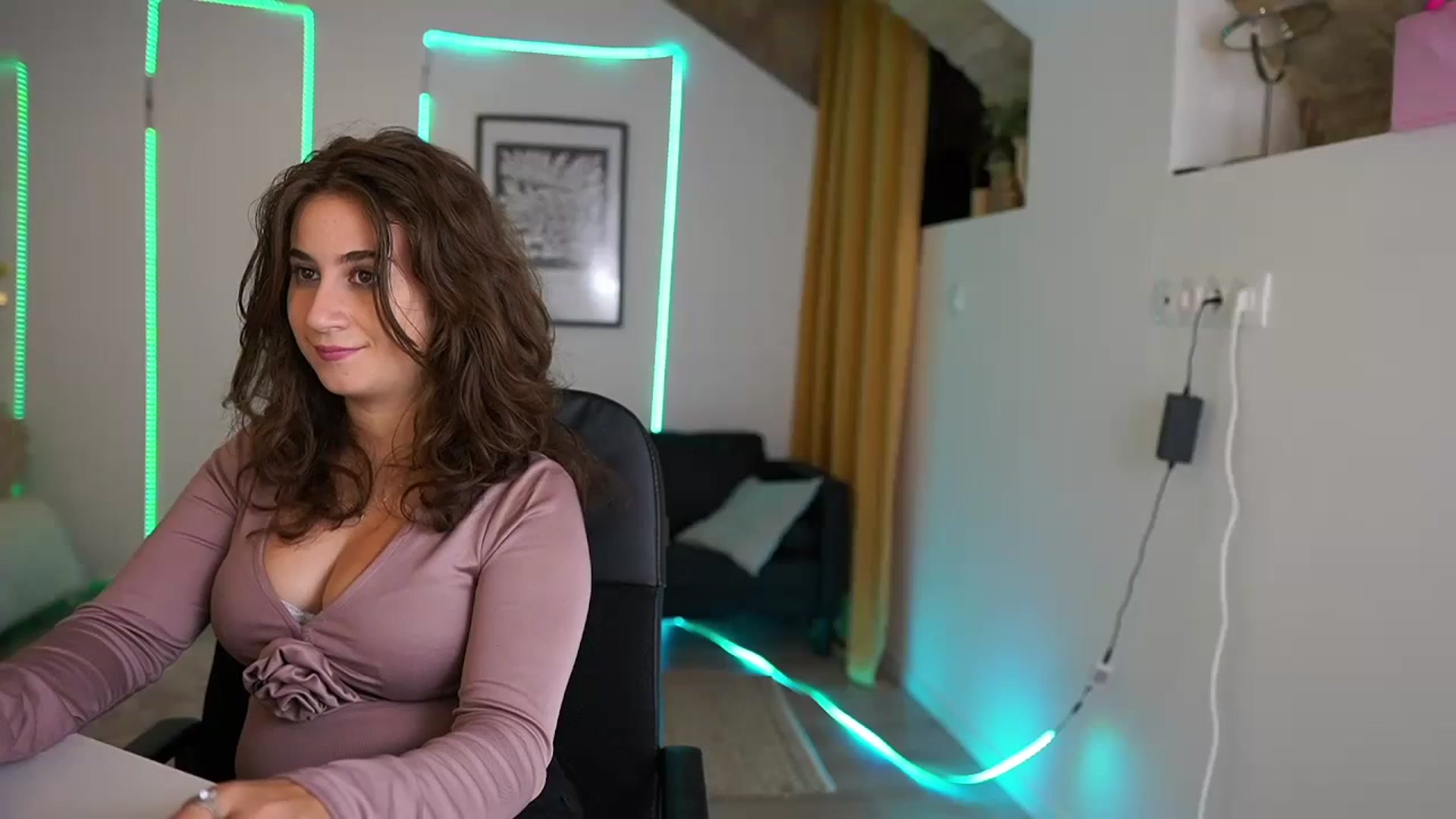 Gallery image thumbnail from Tayleee_Wood's myfreecams stream on, 11/13/2023, 12:19 image 14 of 20