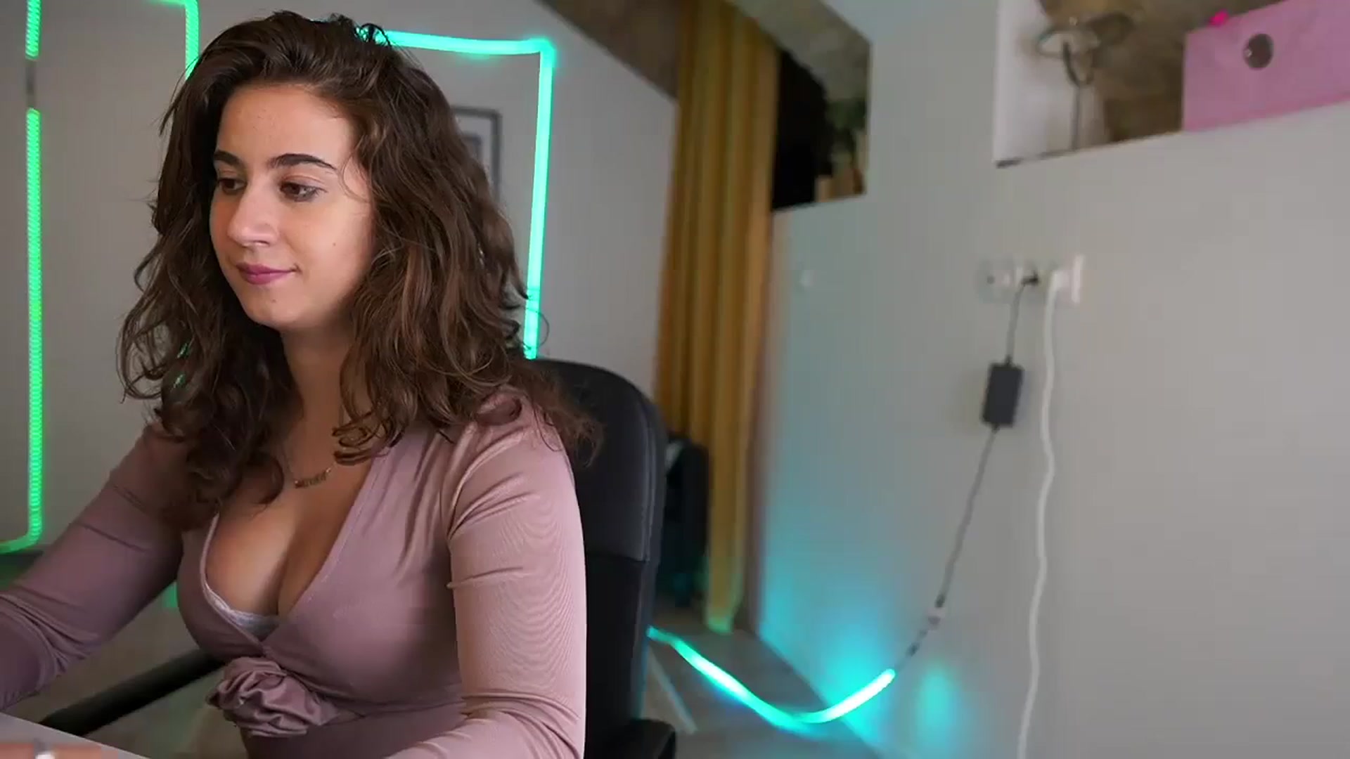 Gallery image thumbnail from Tayleee_Wood's myfreecams stream on, 11/13/2023, 12:19 image 3 of 20