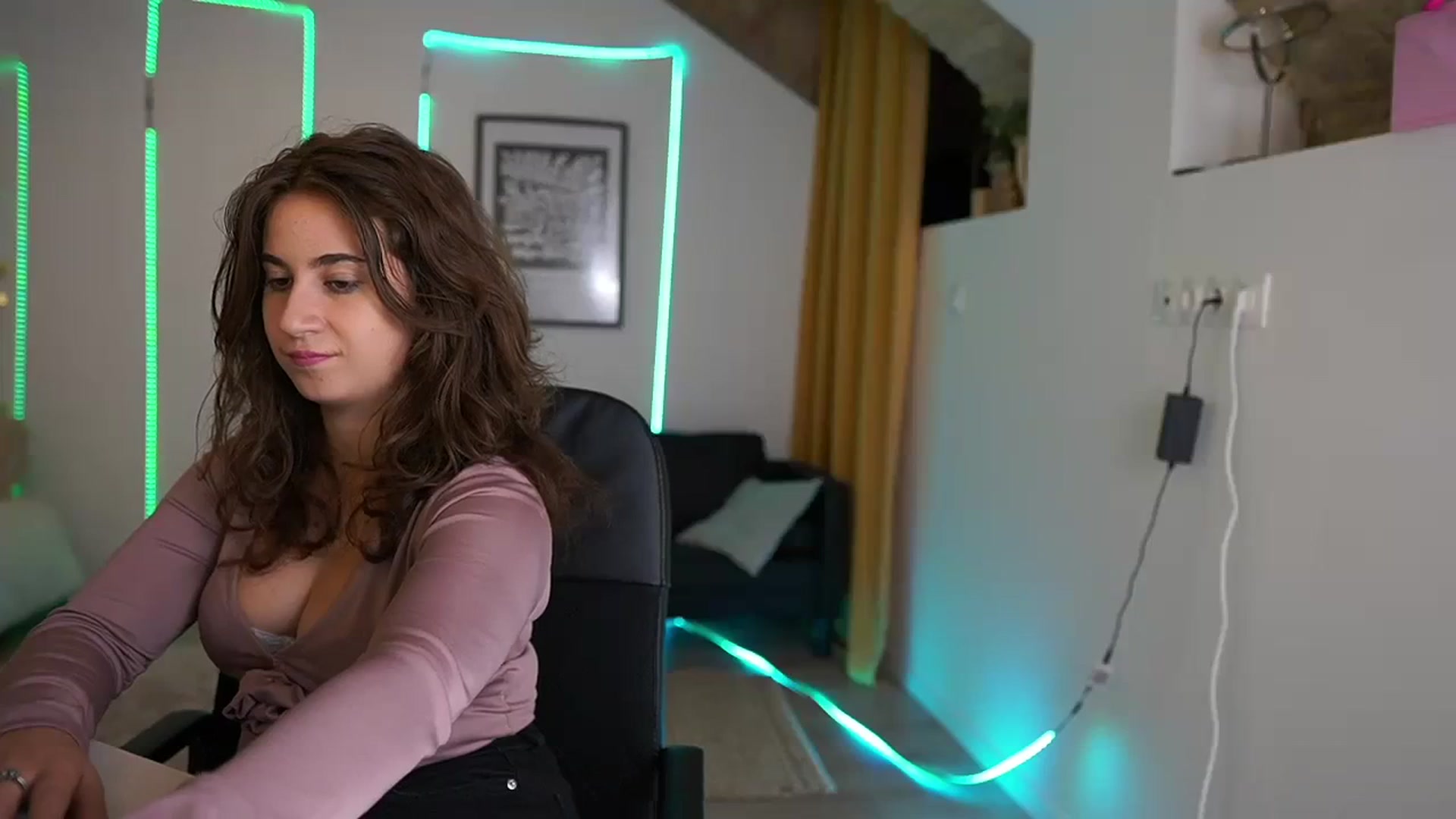 Gallery image thumbnail from Tayleee_Wood's myfreecams stream on, 11/13/2023, 12:19 image 13 of 20