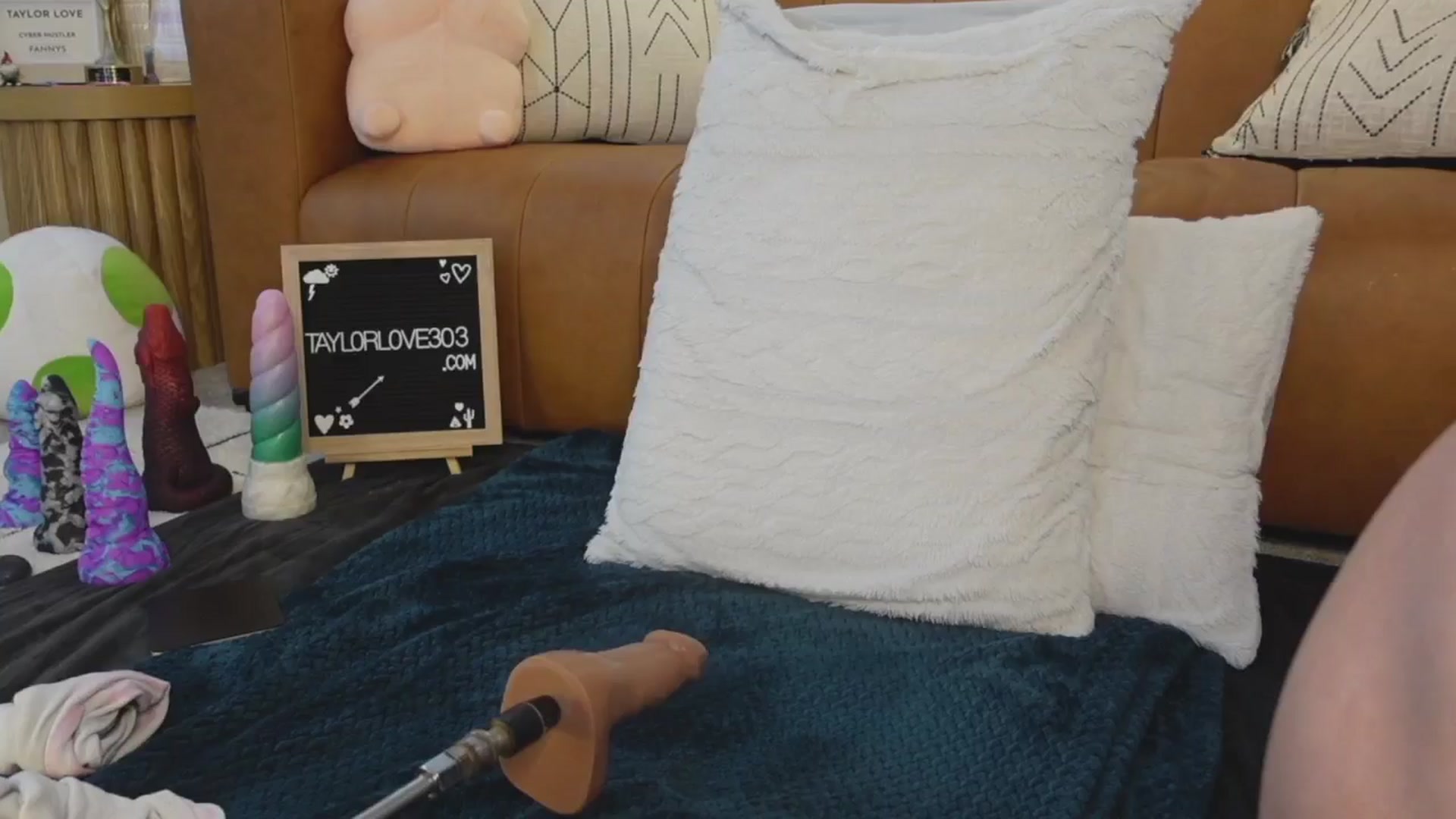 Gallery image thumbnail from TaylorLove303's myfreecams stream on, 05/18/2025, 22:38 image 3 of 20