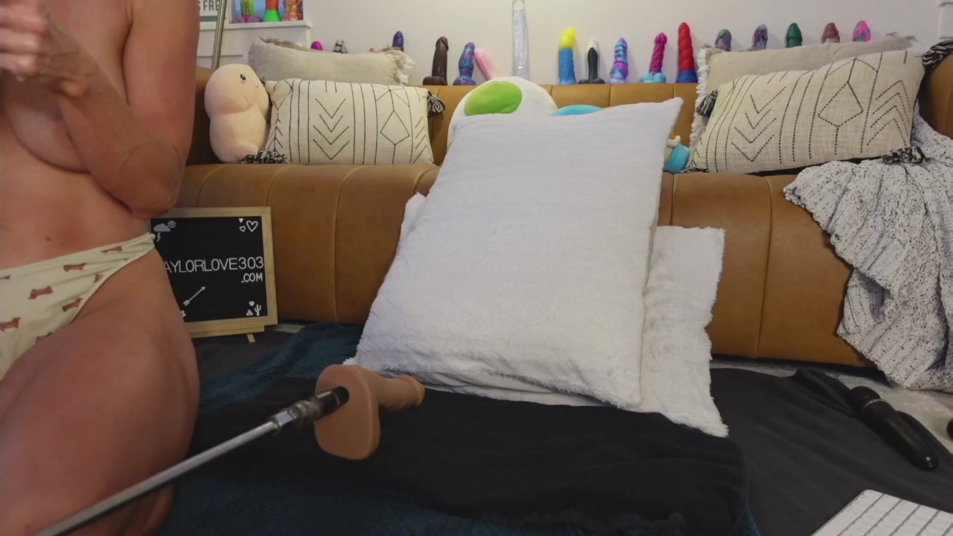Gallery image thumbnail from TaylorLove303's myfreecams stream on, 06/19/2025, 15:20 image 12 of 20