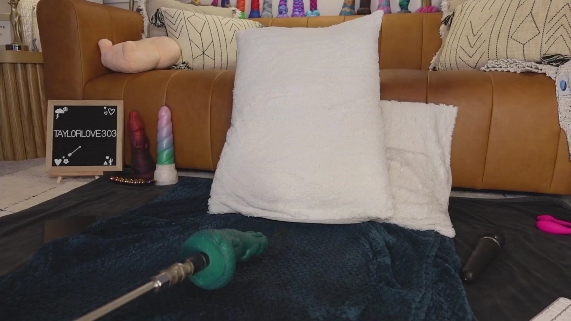 Gallery image thumbnail from TaylorLove303's myfreecams stream on, 07/17/2025, 14:43 image 7 of 20