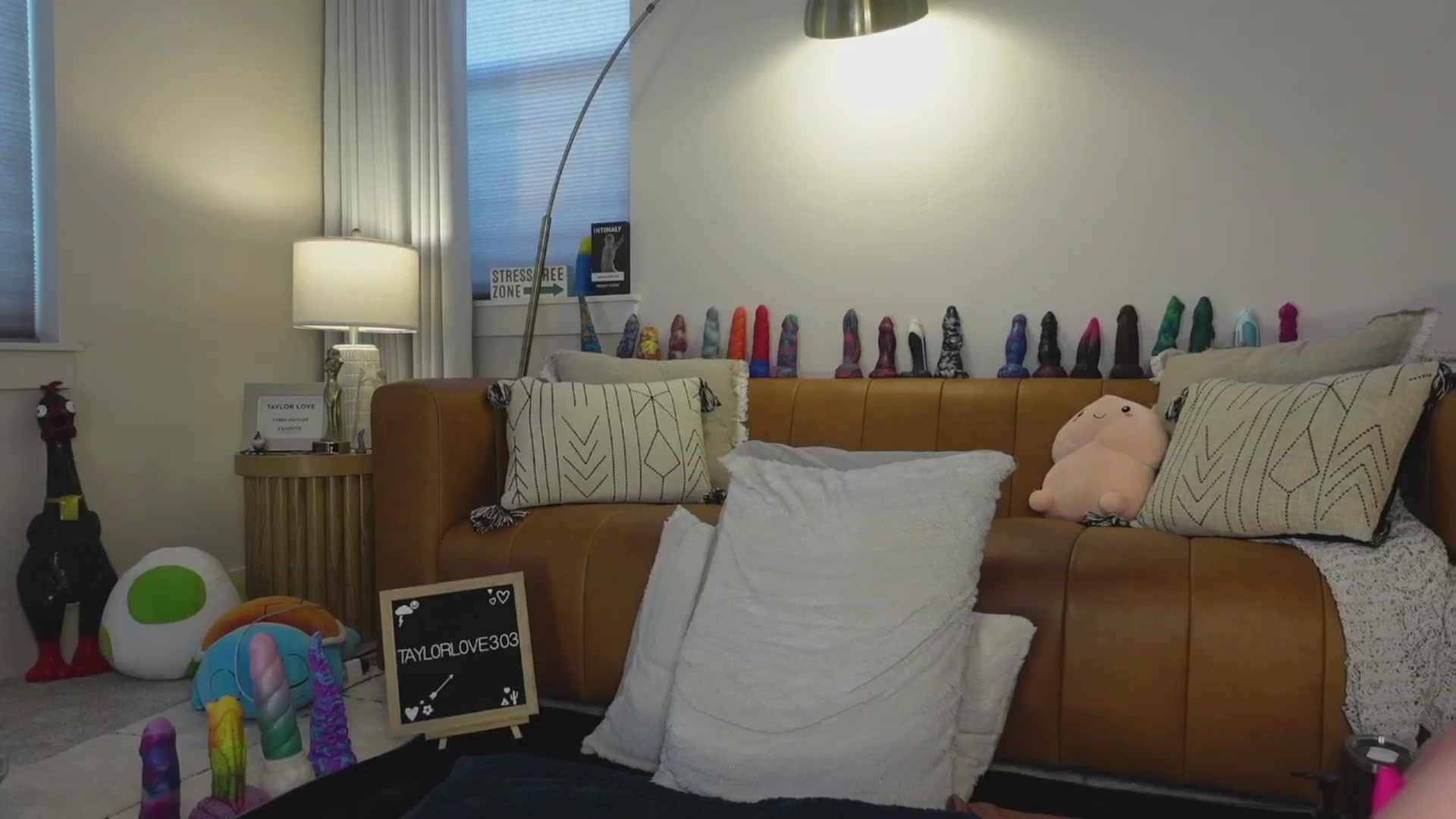 Gallery image thumbnail from TaylorLove303's myfreecams stream on, 09/17/2025, 15:38 image 2 of 20