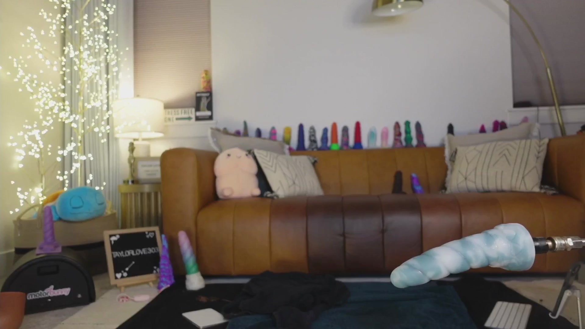 Gallery image thumbnail from TaylorLove303's myfreecams stream on, 03/28/2026, 13:19 image 1 of 20