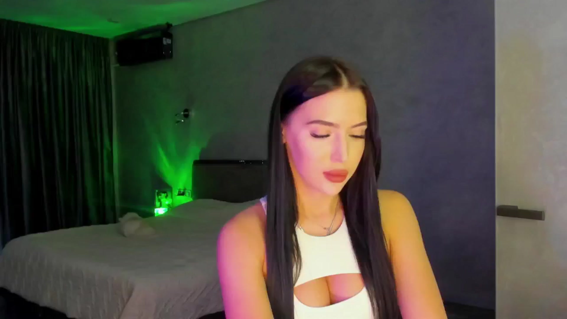 Gallery image thumbnail from TeAmoK's myfreecams stream on, 12/26/2024, 20:50 image 2 of 20