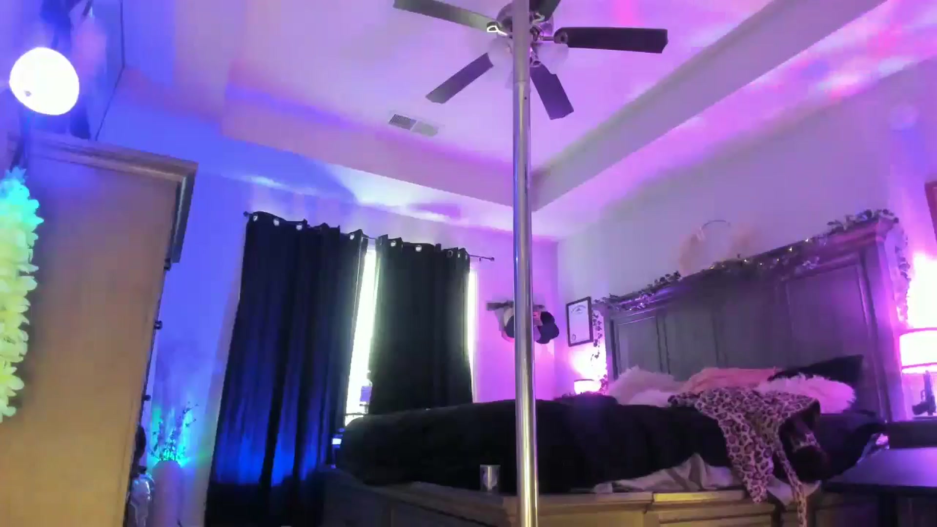 Gallery image thumbnail from TeXxxx's myfreecams stream on, 02/26/2025, 20:30 image 19 of 20