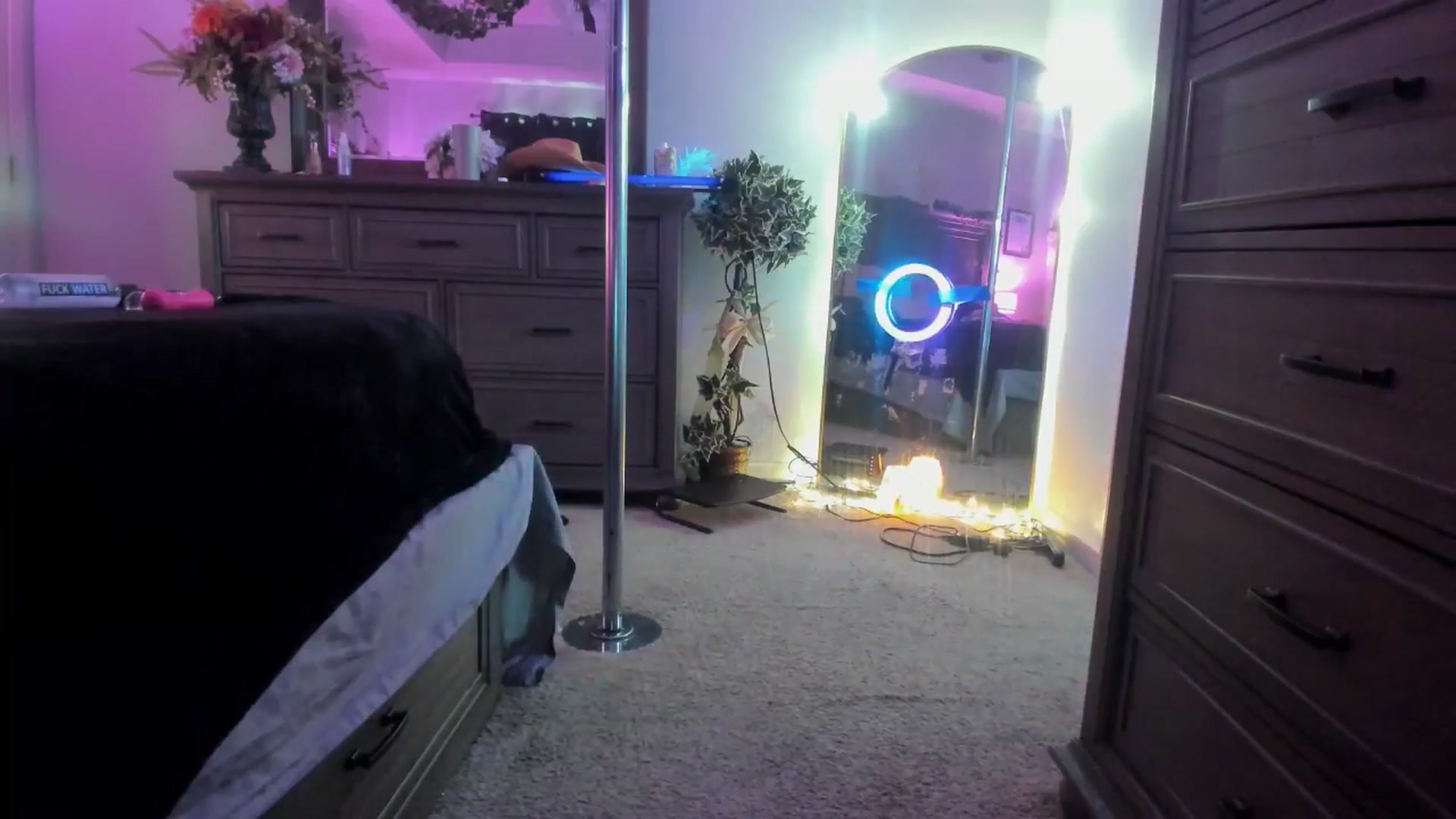 Gallery image thumbnail from TeXxxx's myfreecams stream on, 05/28/2025, 20:40 image 15 of 20