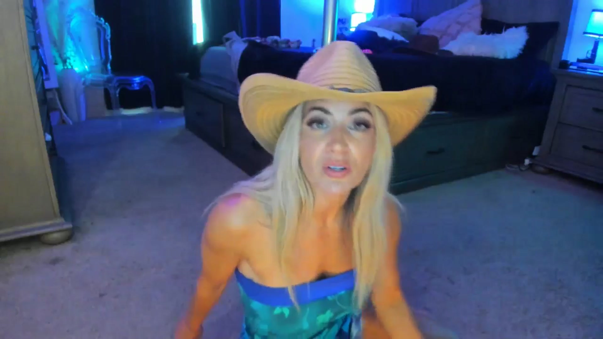 Gallery image thumbnail from TeXxxx's myfreecams stream on, 06/17/2025, 18:31 image 17 of 20