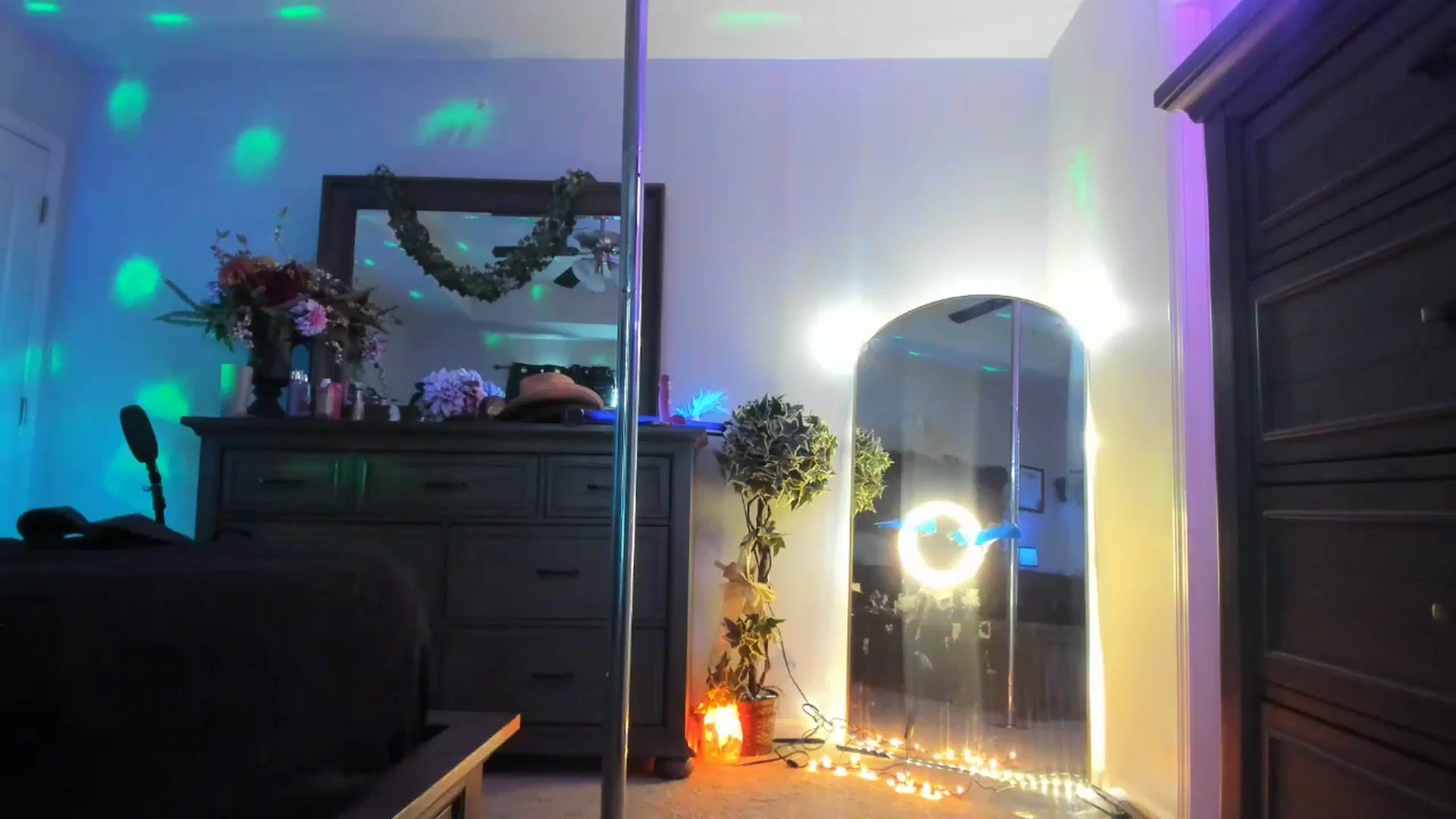 Gallery image thumbnail from TeXxxx's myfreecams stream on, 07/17/2025, 19:33 image 8 of 20