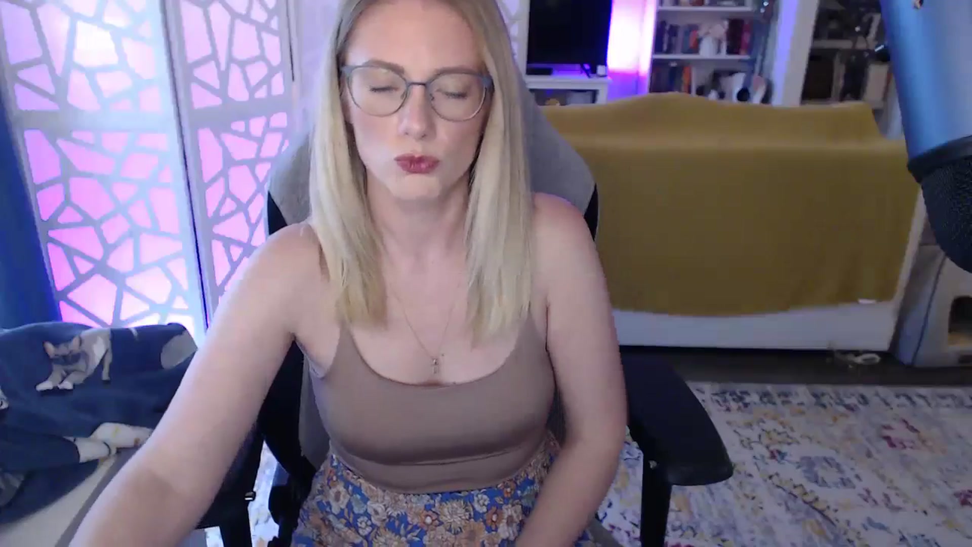 Gallery image thumbnail from Teecake's myfreecams stream on, 05/17/2024, 01:32 image 2 of 20