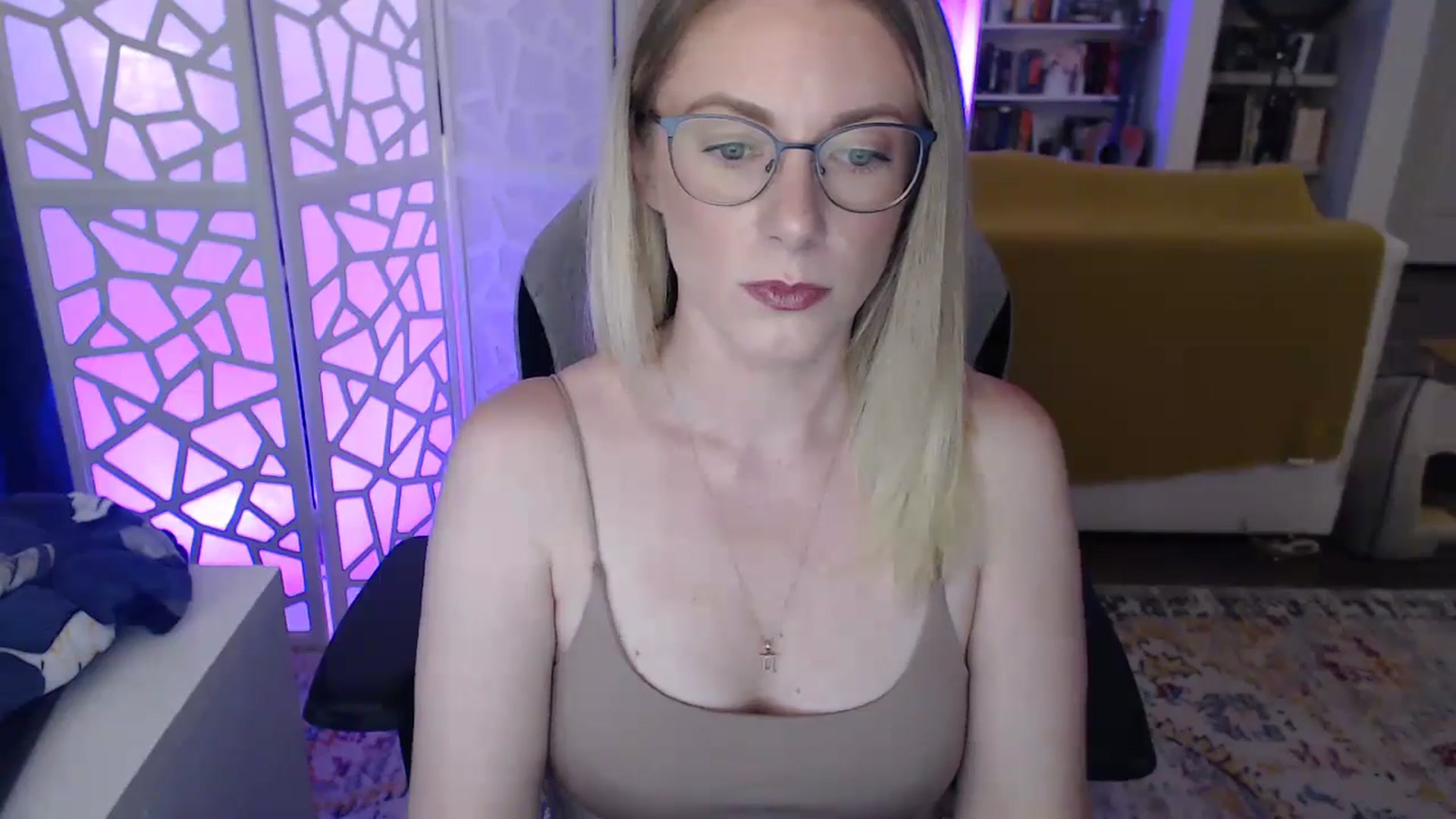 Gallery image thumbnail from Teecake's myfreecams stream on, 05/17/2024, 01:32 image 16 of 20