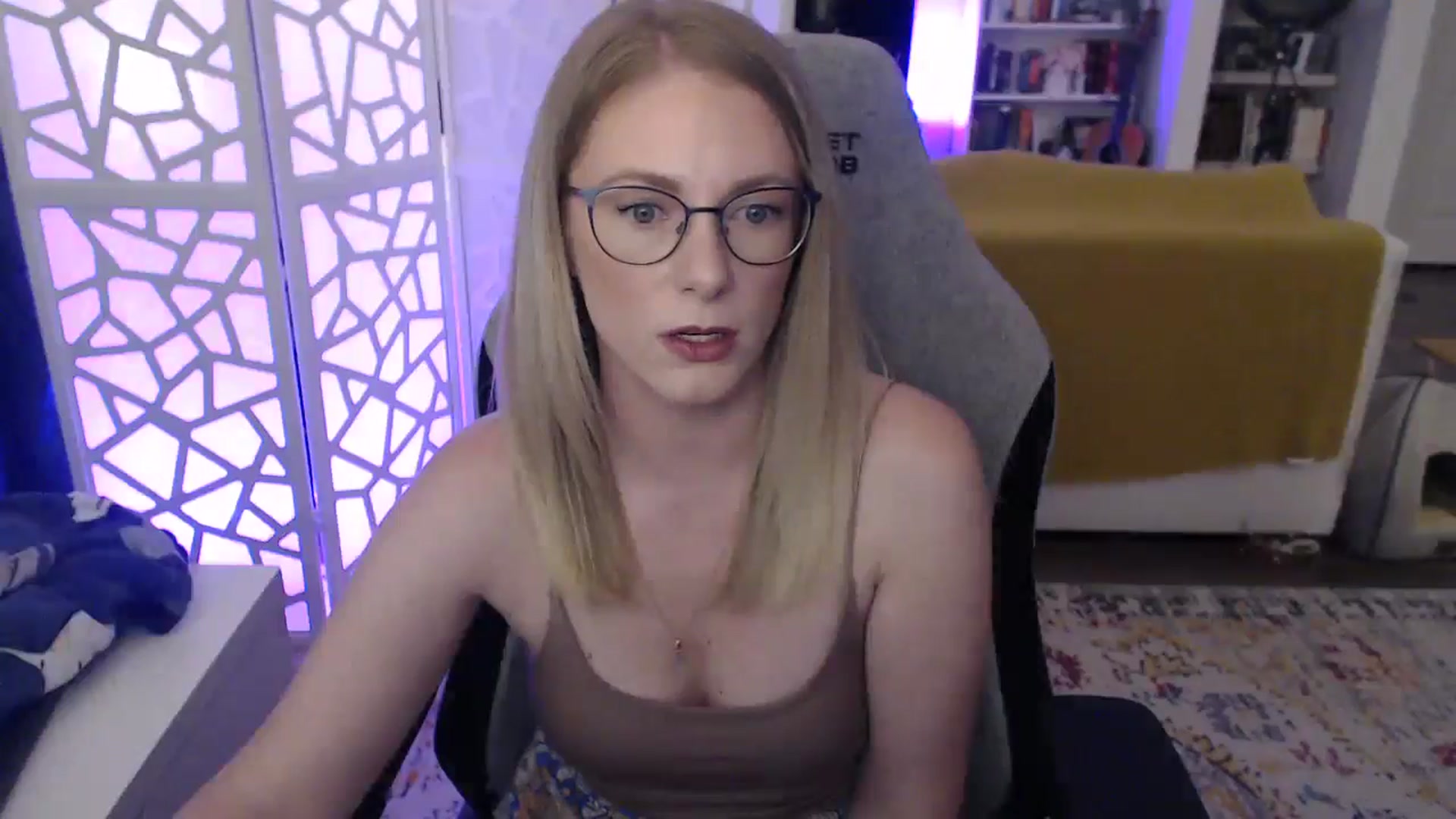 Gallery image thumbnail from Teecake's myfreecams stream on, 05/17/2024, 01:57 image 16 of 20