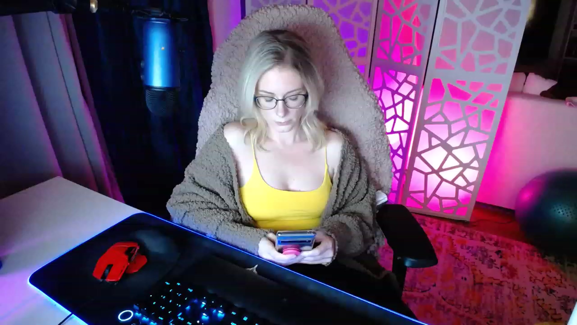 Gallery image thumbnail from TeecakeAvery's myfreecams stream on, 01/30/2023, 24:01 image 14 of 20