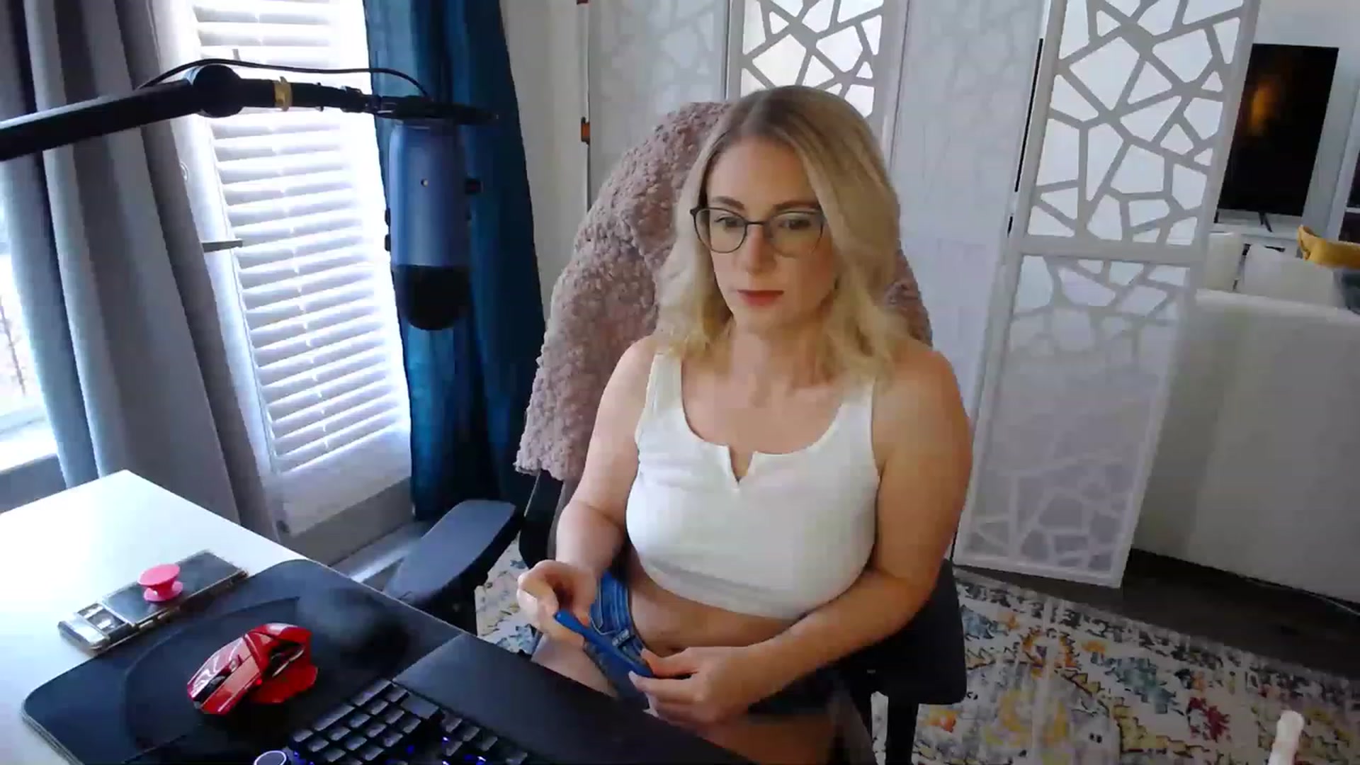 Gallery image thumbnail from TeecakeAvery's myfreecams stream on, 02/05/2023, 23:34 image 5 of 20
