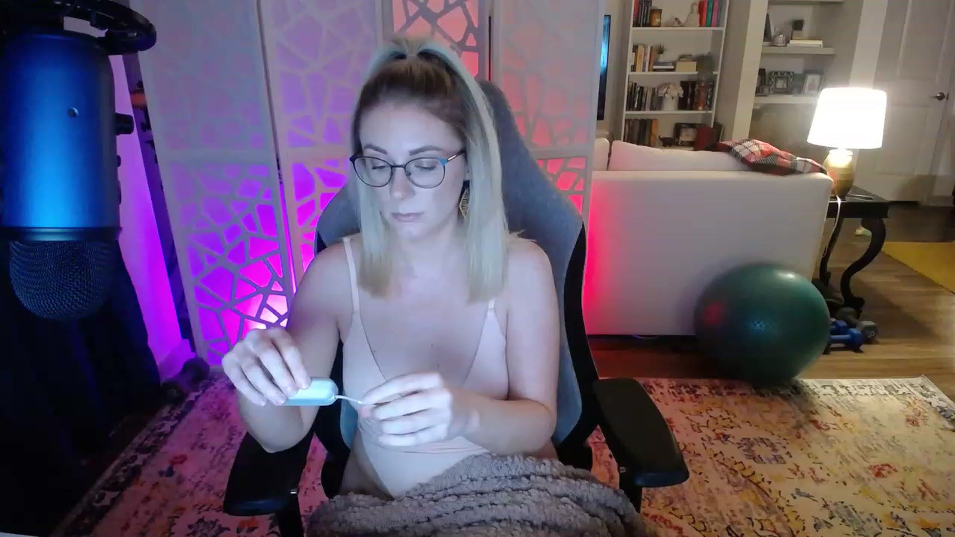 Gallery image thumbnail from TeecakeAvery's myfreecams stream on, 02/28/2023, 04:13 image 6 of 20