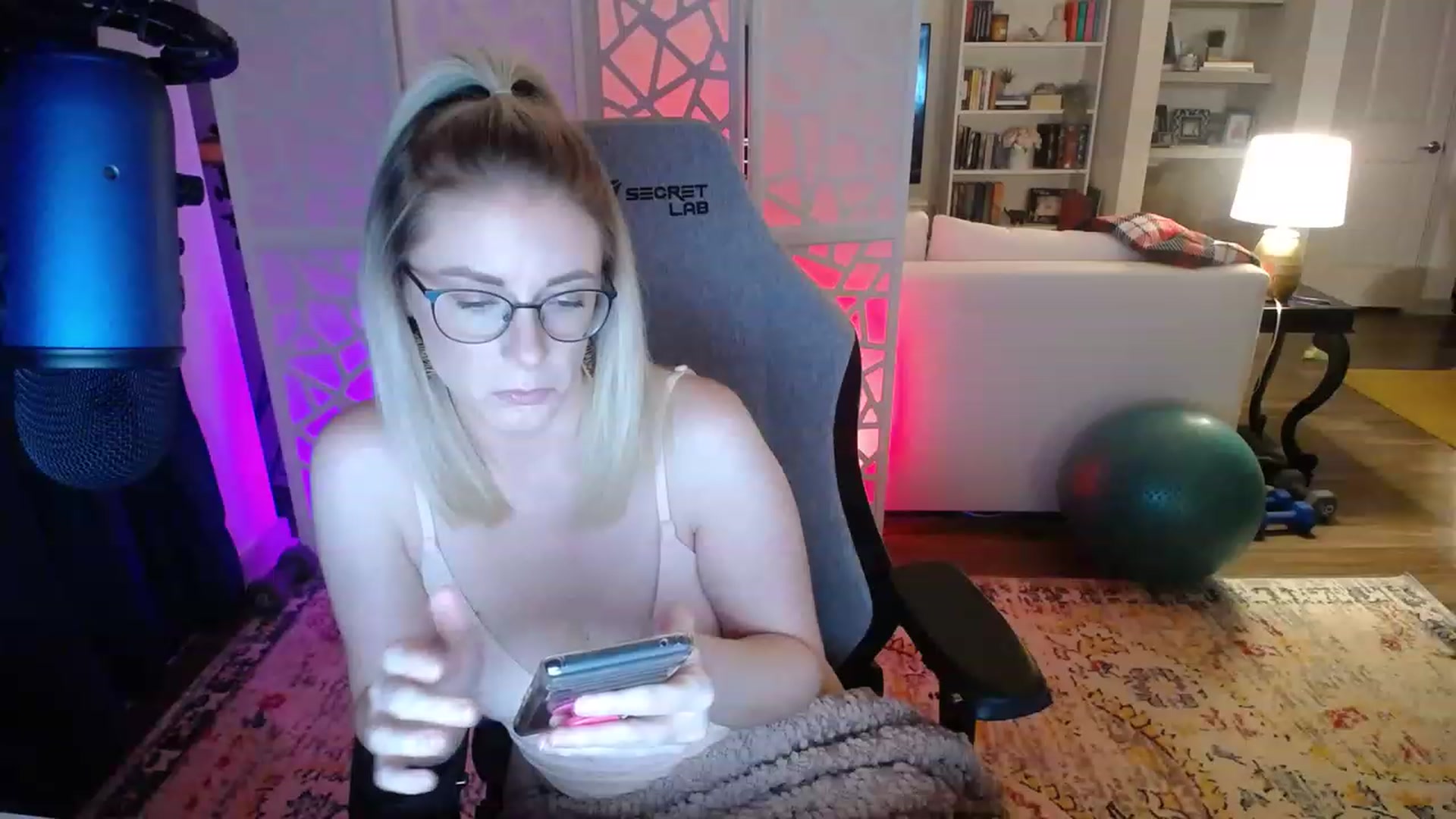 Gallery image thumbnail from TeecakeAvery's myfreecams stream on, 02/28/2023, 04:13 image 4 of 20