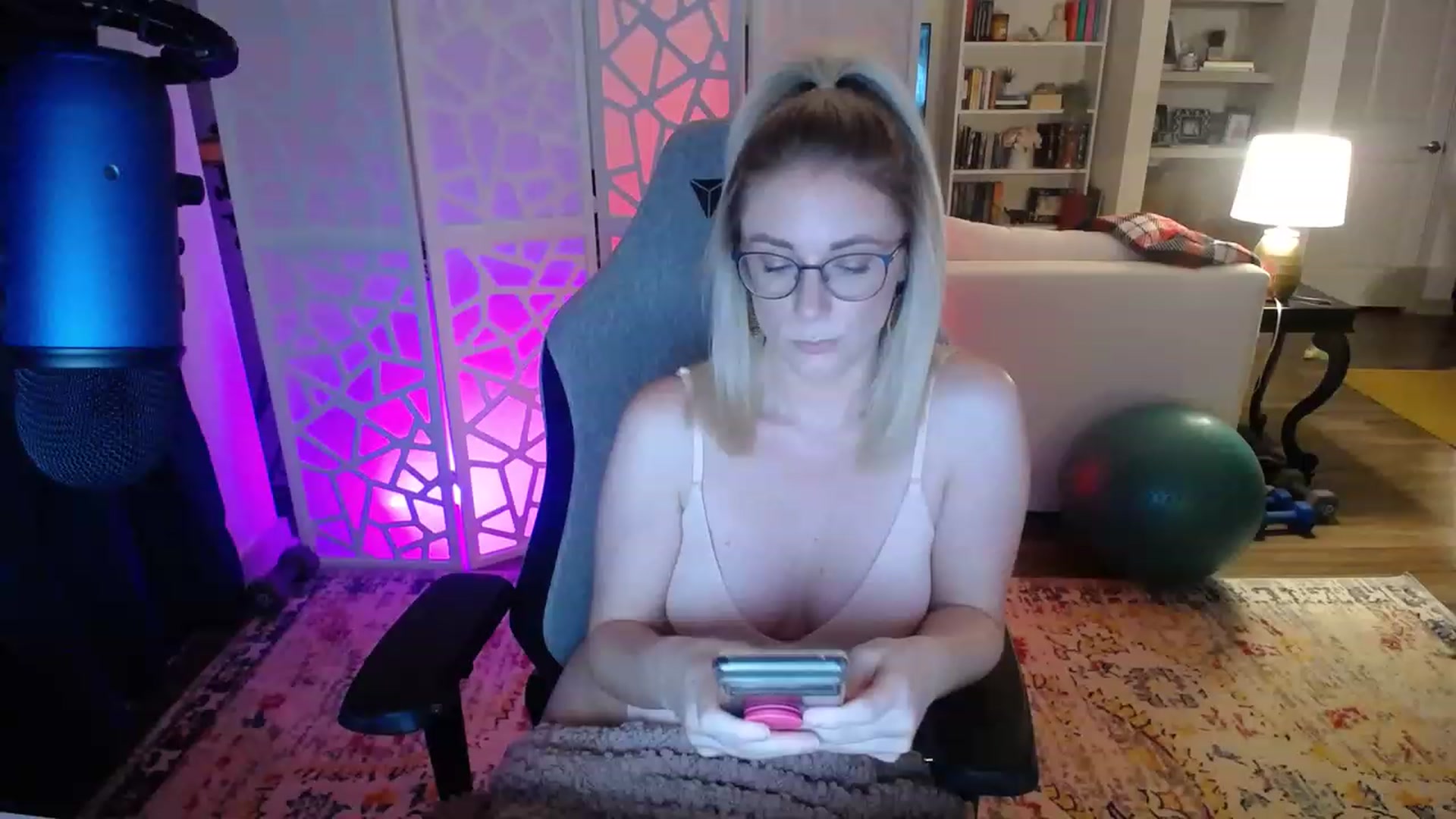 Gallery image thumbnail from TeecakeAvery's myfreecams stream on, 02/28/2023, 04:13 image 5 of 20