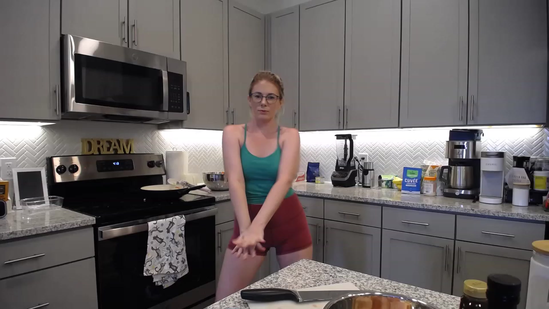 Gallery image thumbnail from TeecakeAvery's myfreecams stream on, 04/23/2023, 21:29 image 19 of 20